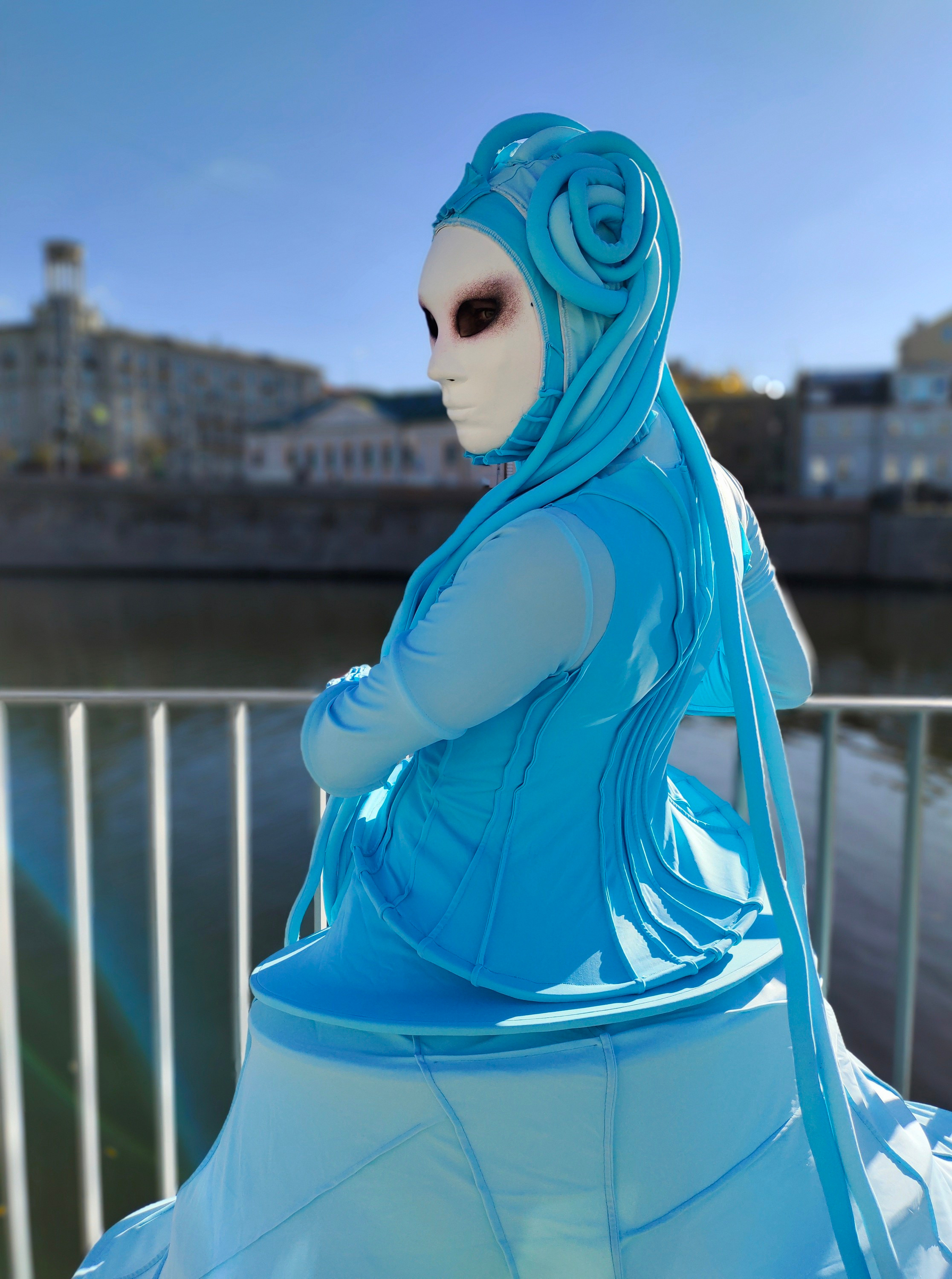 Ходулист или пеший артист в известном образе оперной дивы из фильма "Пятый элемент".