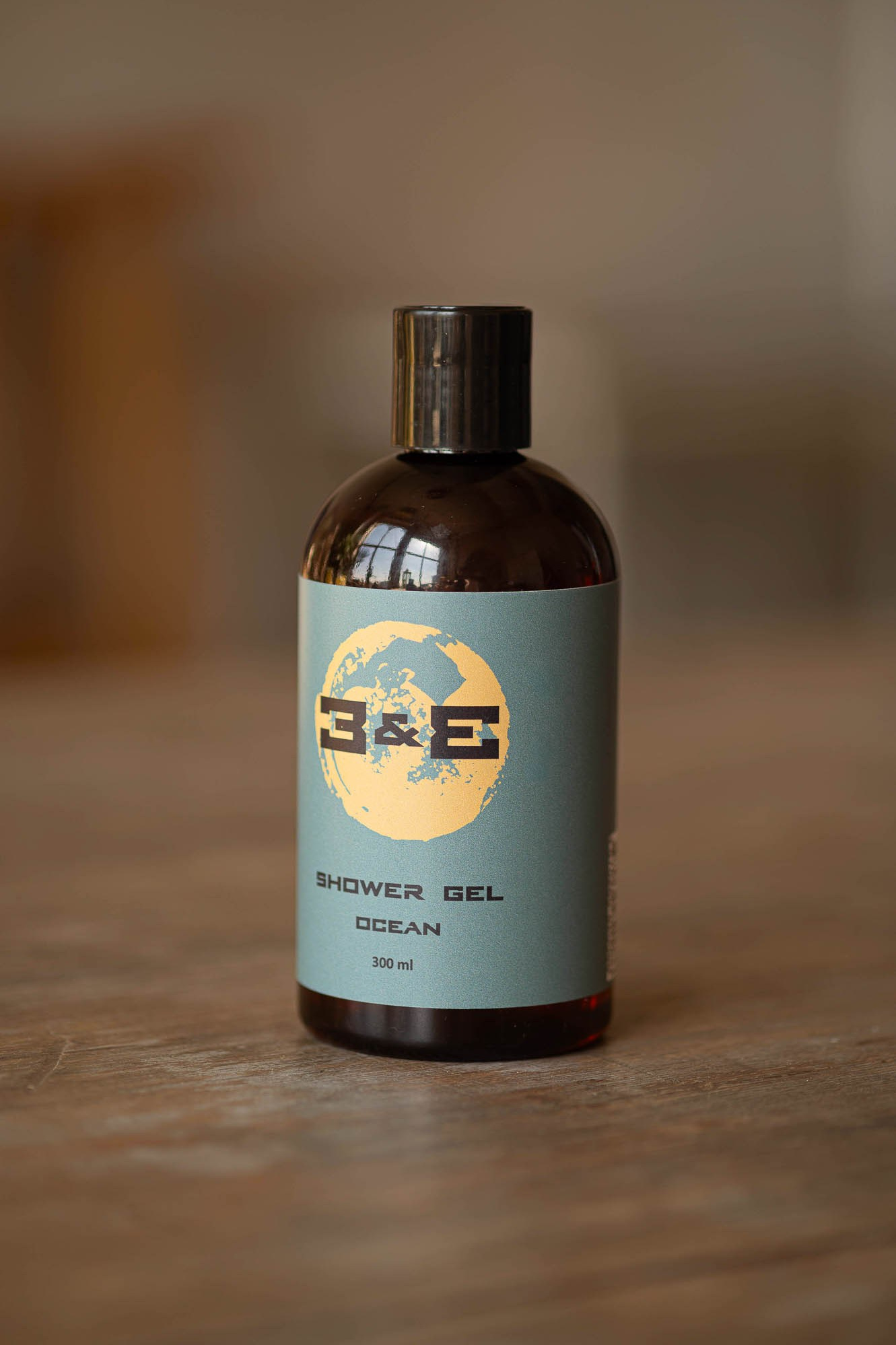 Бутылочка средства на деревянном столе — профессиональная предметная съемка для интернет-магазина.