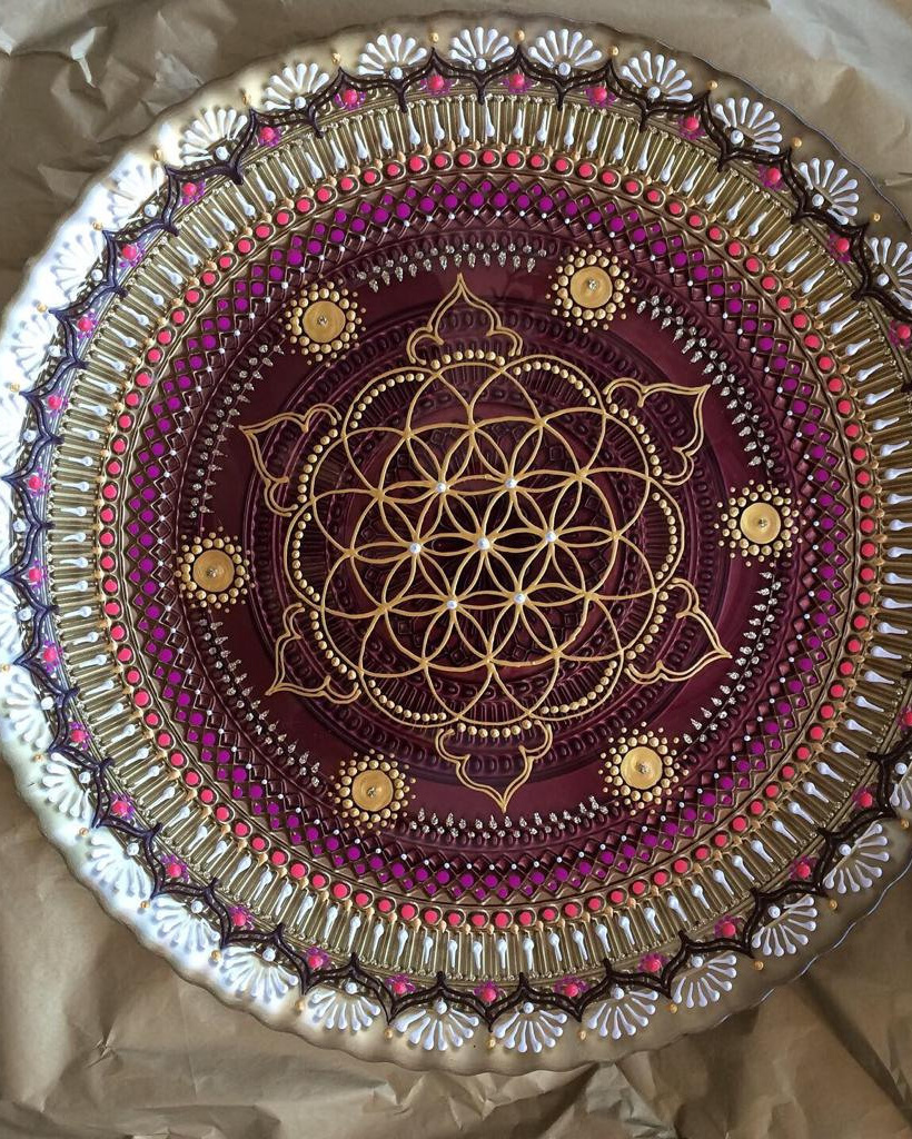 МАГАЗИН — «Мелодия любви» Мандала бордовая на тарелочке. Свет Мандал Светланы Филимоновой