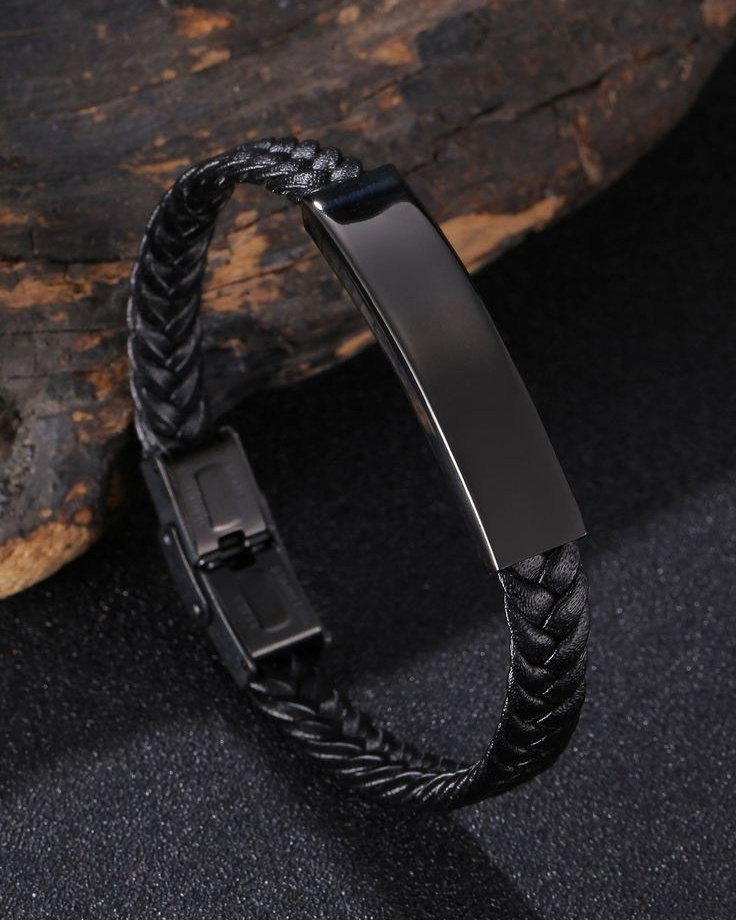 Предметная съемка аксессуара с плавным переходом света и тени.