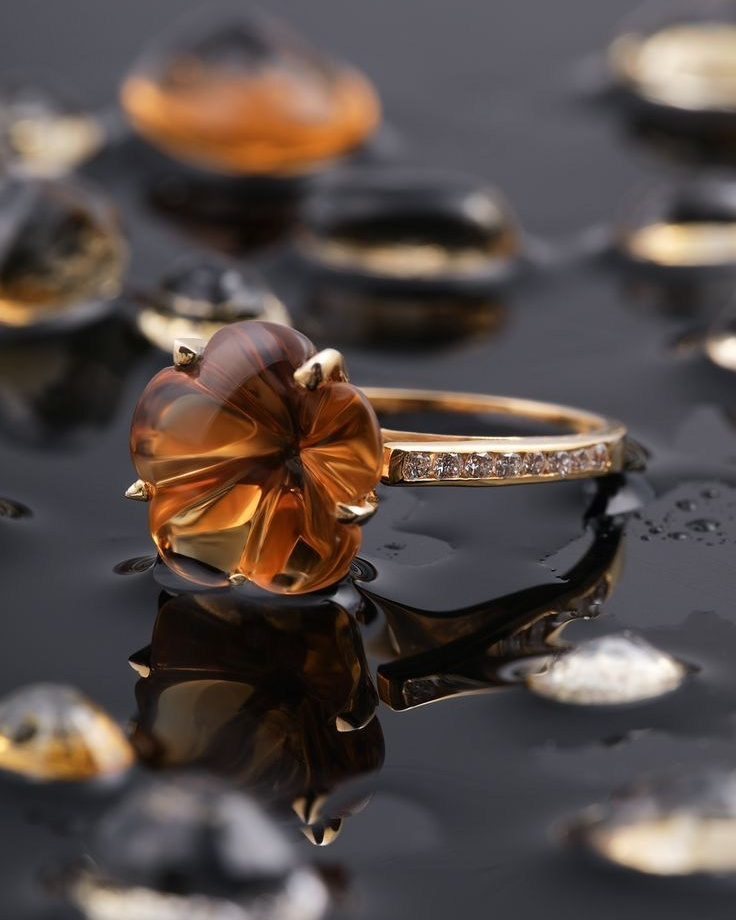 Предметная съемка бижутерии с контрастным светом для выделения блеска и объемов