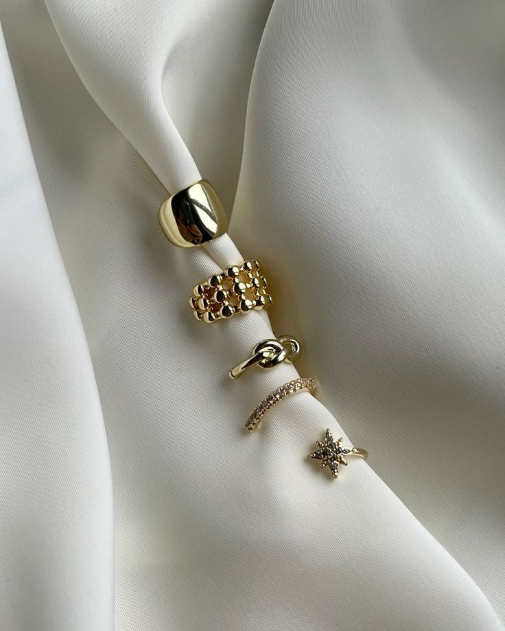 Предметная съемка бижутерии с металлическим блеском, создавая эффект глубины и контраста