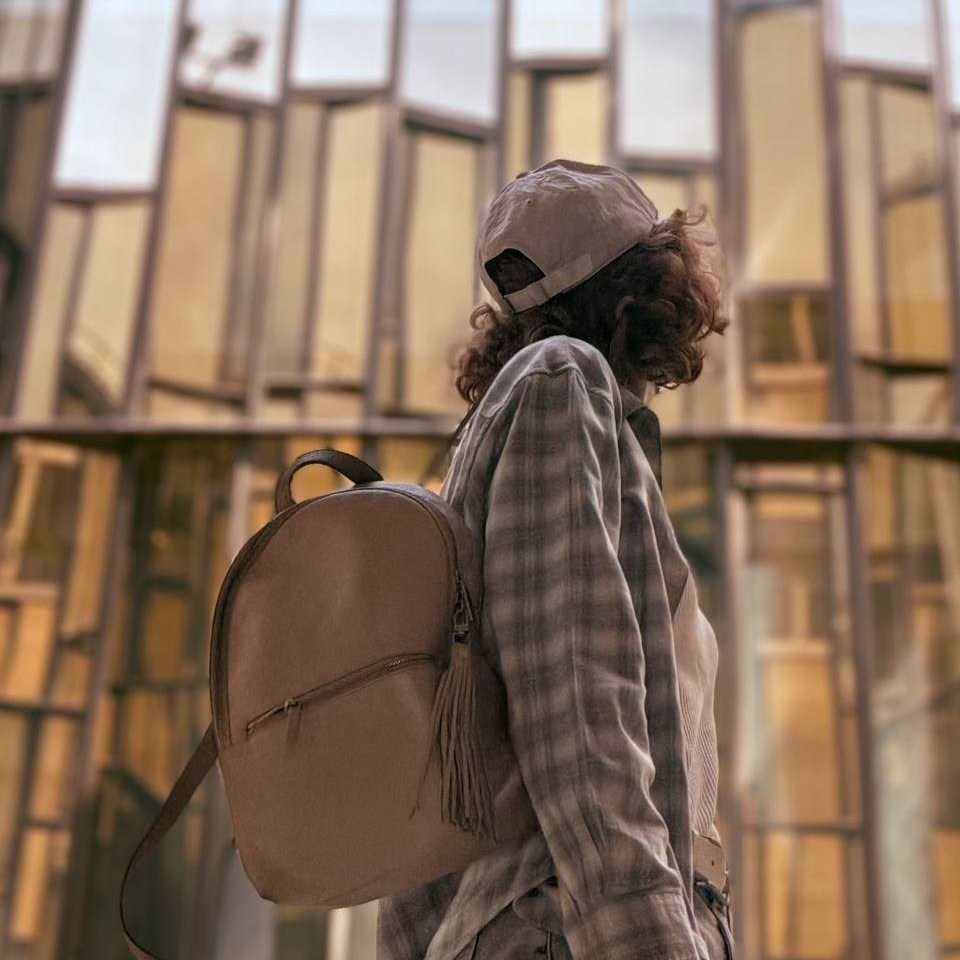 модель в стеклянном пространстве Санкт-Петербурга, архитектурная fashion-фотография с геометрическими линиями