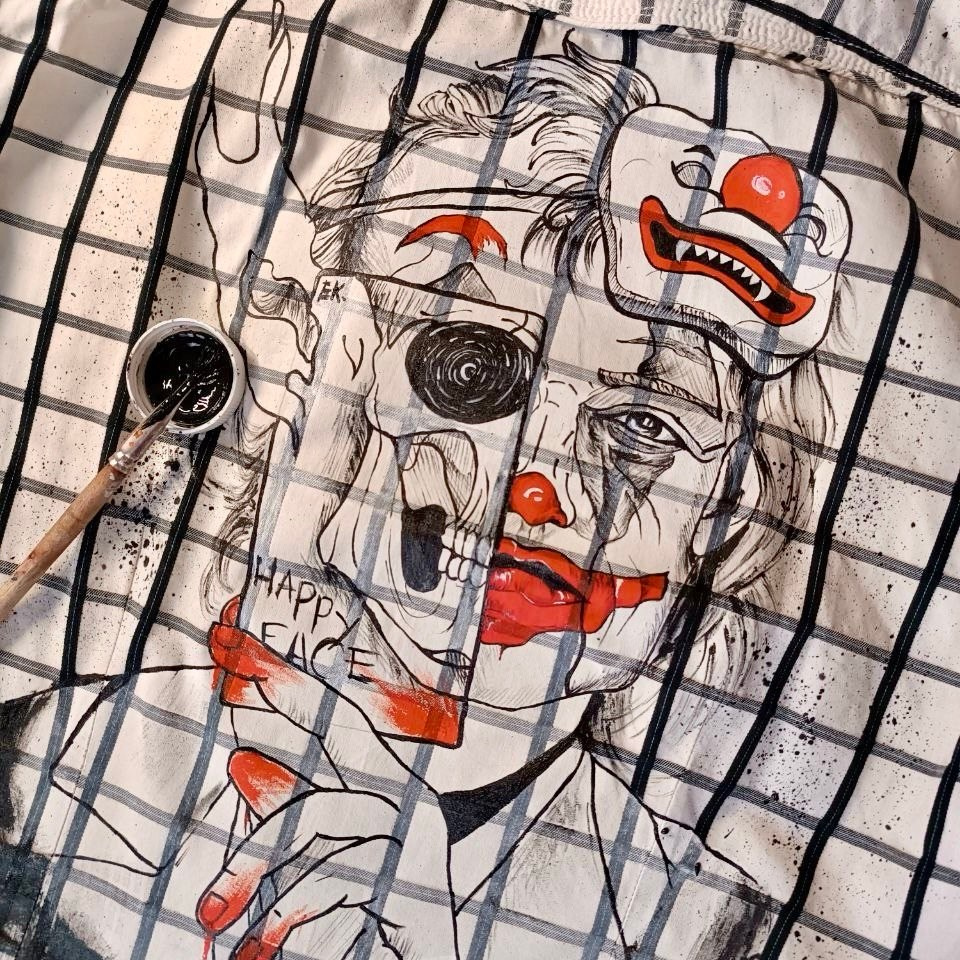 Пример авторской росписи футболки на заказ — кастомизация одежды ручной работы для тех, кто хочет выделяться из толпы