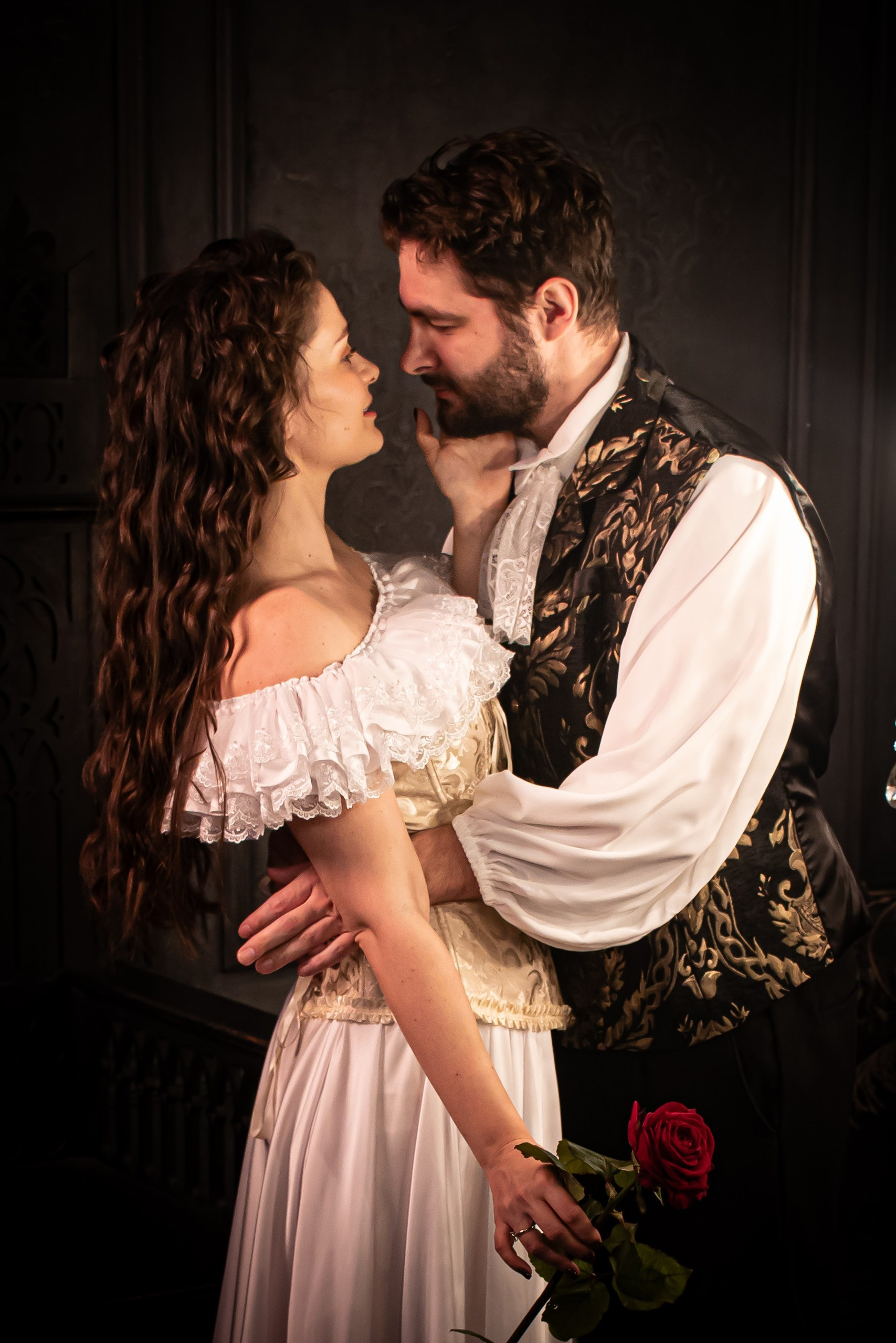 Постановочный кадр Love Story в стиле Призрак Оперы, объятие пары — фото фотограф Карасёва Елена