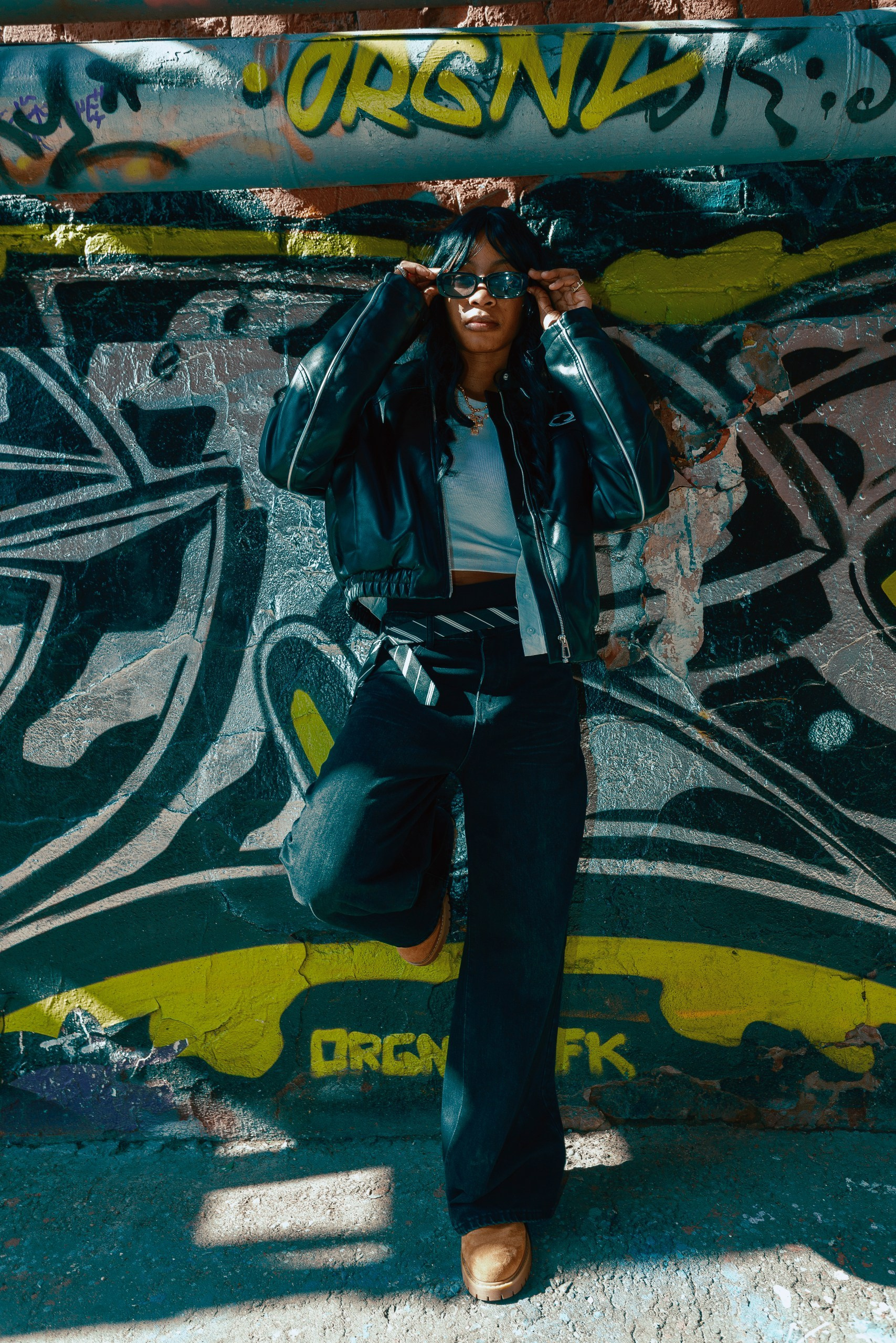 Стрит-фотосессия модели в&nbsp;кожаной куртке в&nbsp;стиле Нью-Йорка в&nbsp;Москве