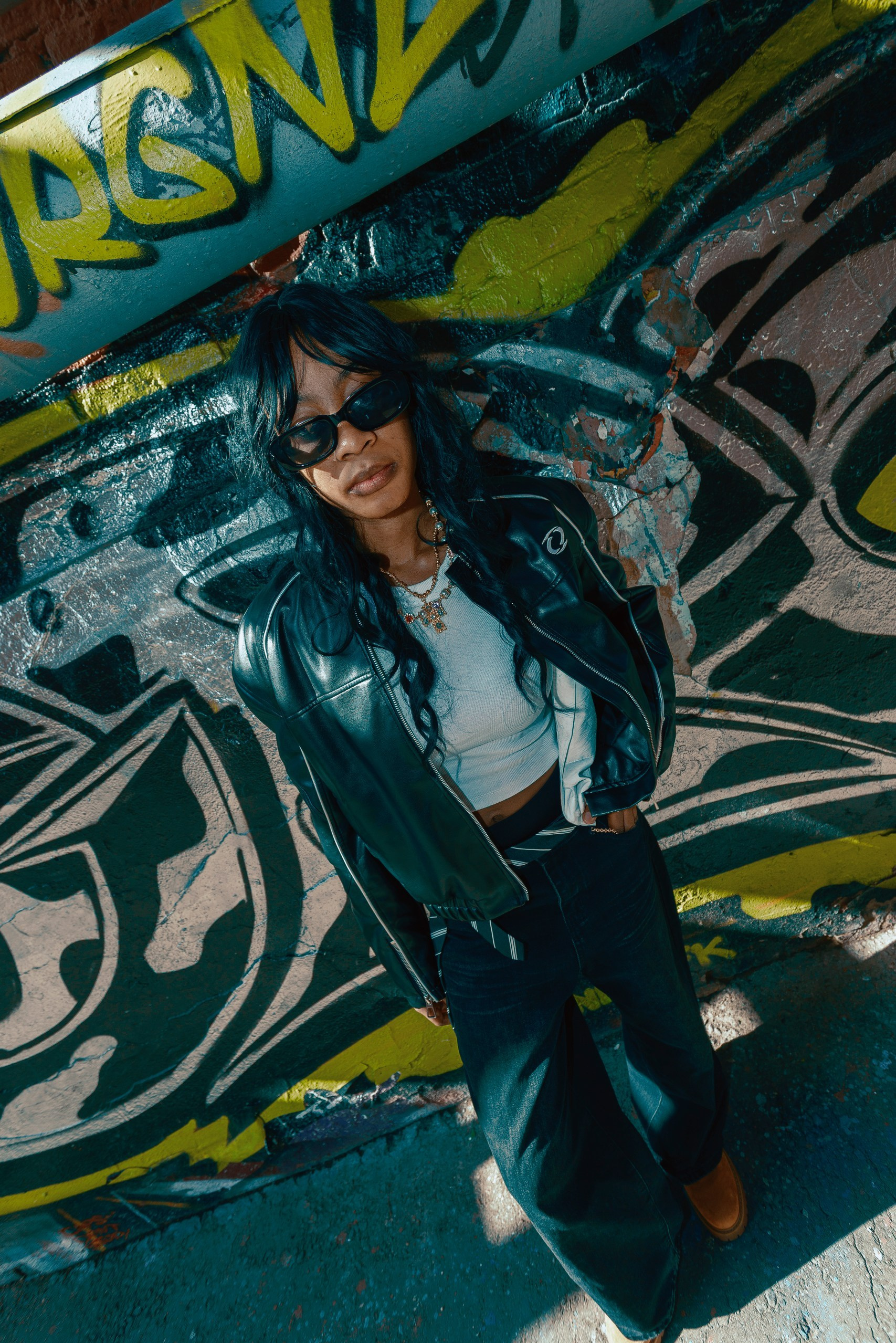 Стрит-фотосессия модели в&nbsp;кожаной куртке в&nbsp;стиле Нью-Йорка в&nbsp;Москве