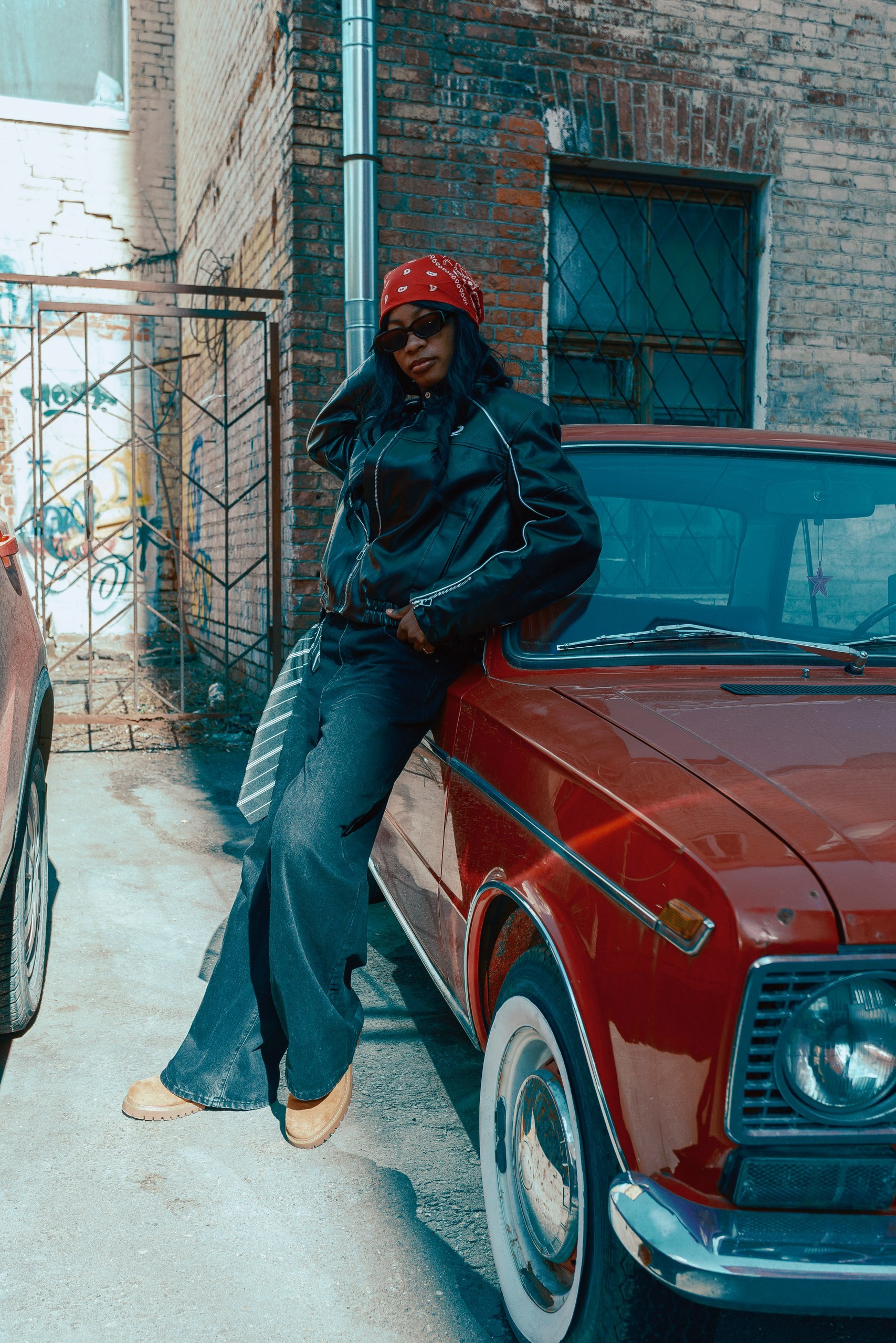 Стрит-фотосессия модели в&nbsp;кожаной куртке в&nbsp;стиле Нью-Йорка в&nbsp;Москве