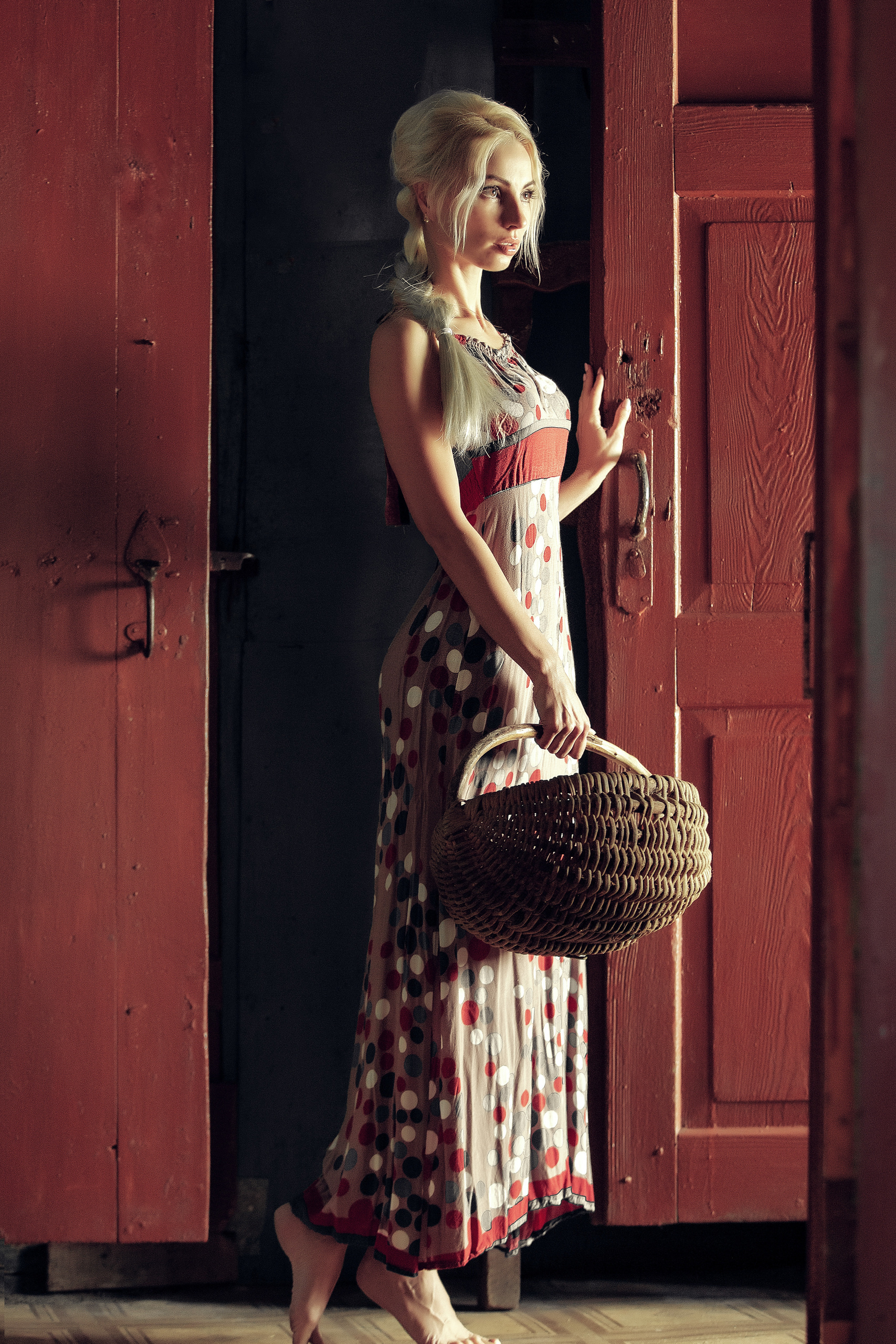 девушка в полный рост с корзиной в руках