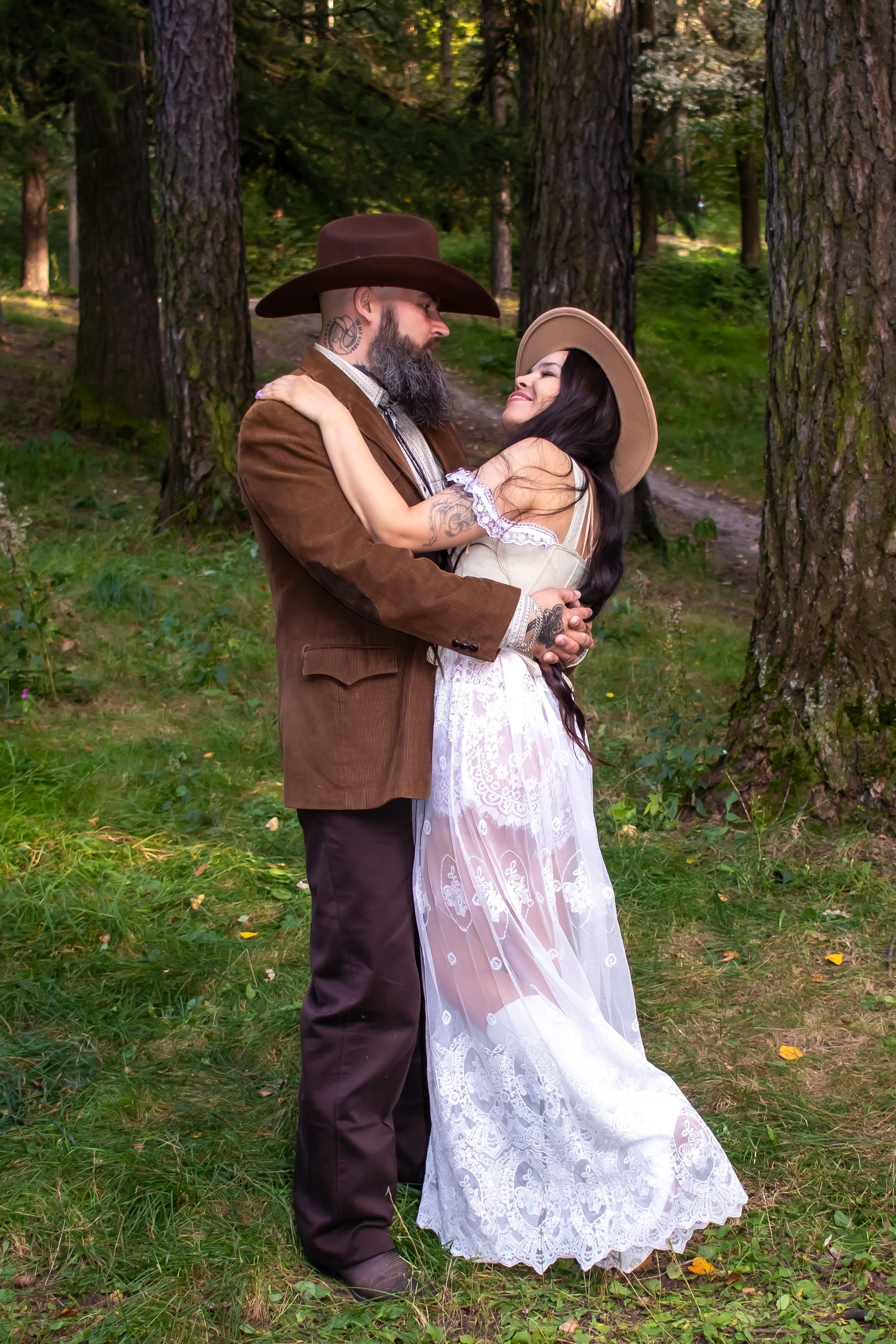 Романтическая Love Story в стиле бохо, объятие пары на природе — фото фотограф Карасёва Елена