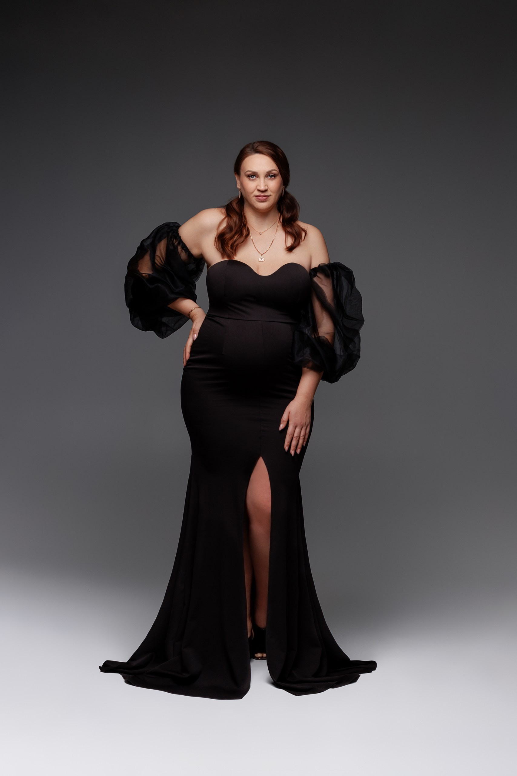 Беременная женщина в роскошном черном платье