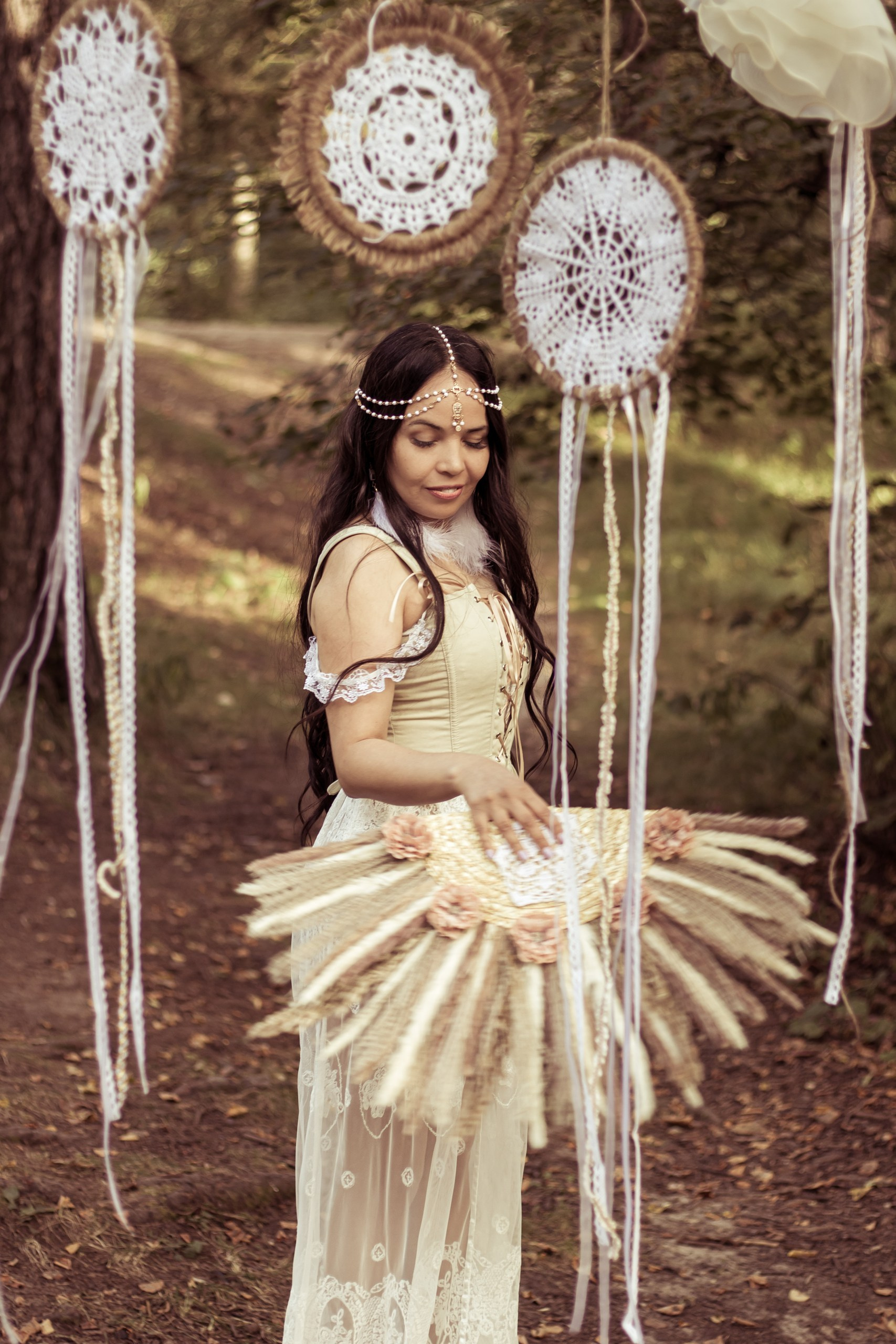 Девушка в стиле бохо среди лесных декораций — тематическая фотосессия, фотограф Карасёва Елена