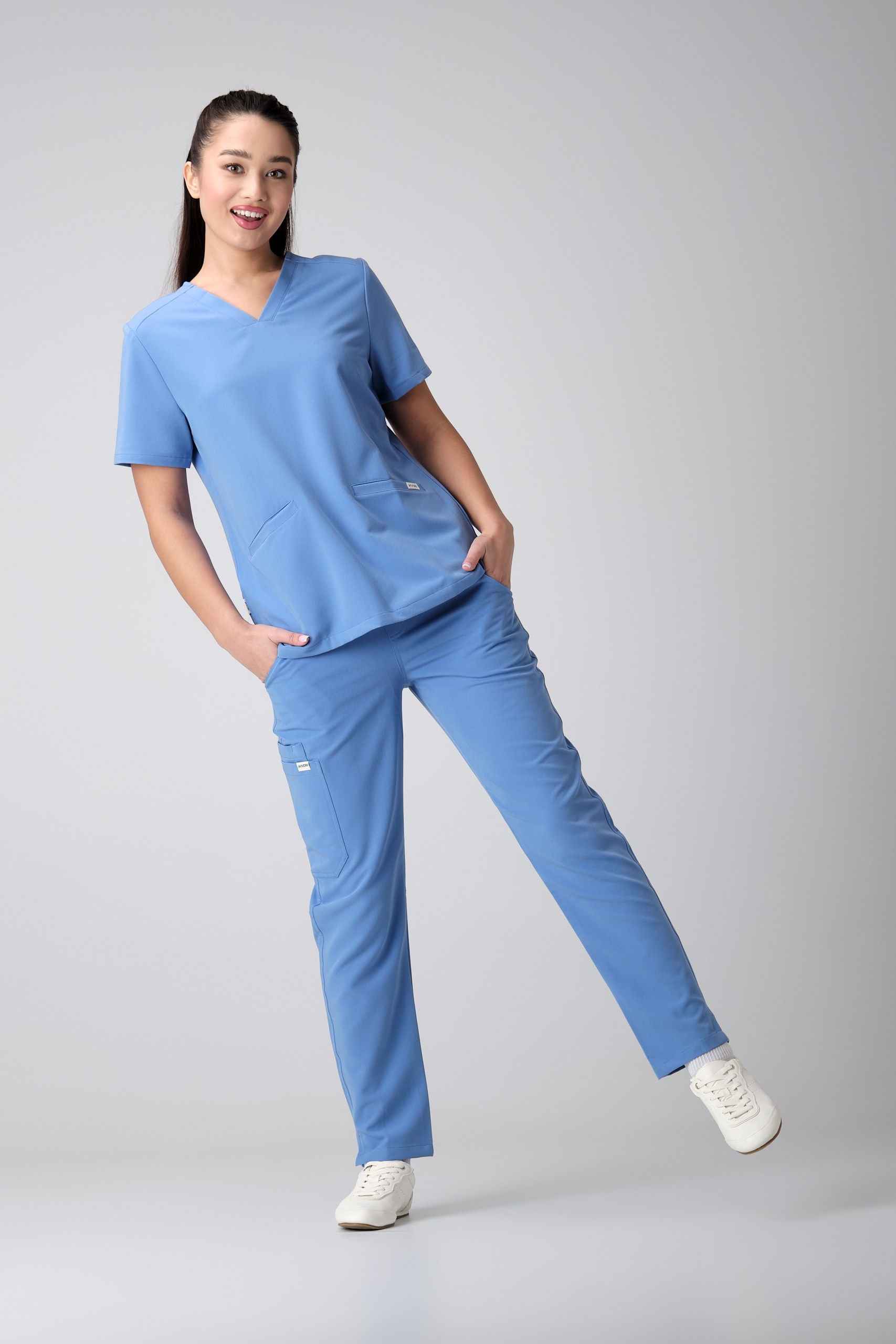 Модель в голубой медицинской форме в полный рост — лукбук съёмка медицинской одежды для бренда AYVORI