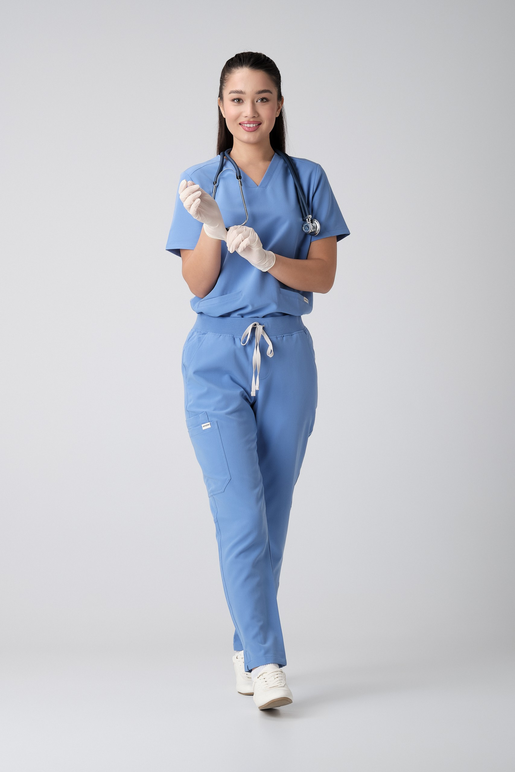 Модель в медицинской форме в движении — лукбук фотосъёмка медицинской одежды для сайта бренда