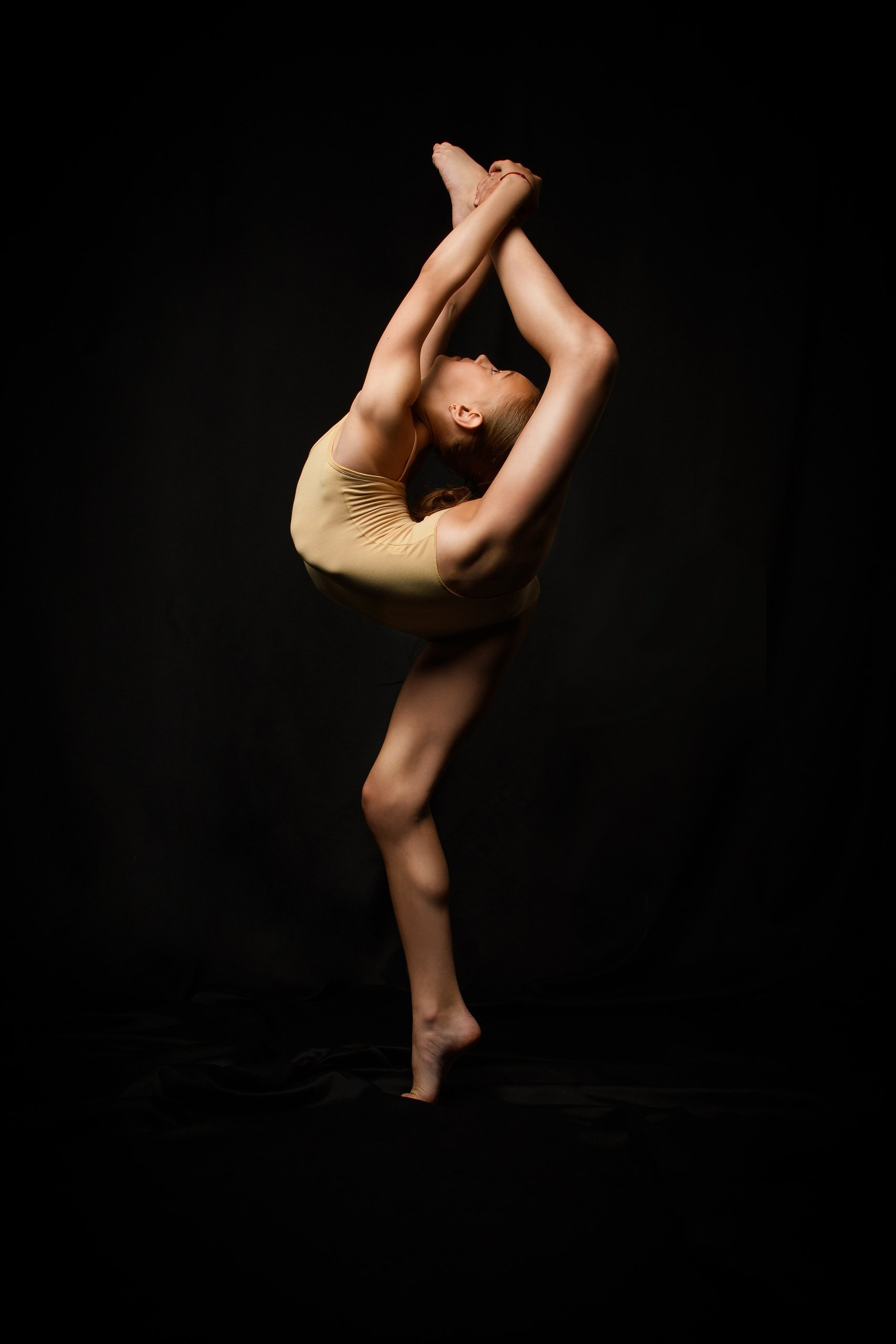 Девушка в вечернем платье стоит у большого зеркала в зале Парфе, фотостудия Твинкл Спб Twinkle