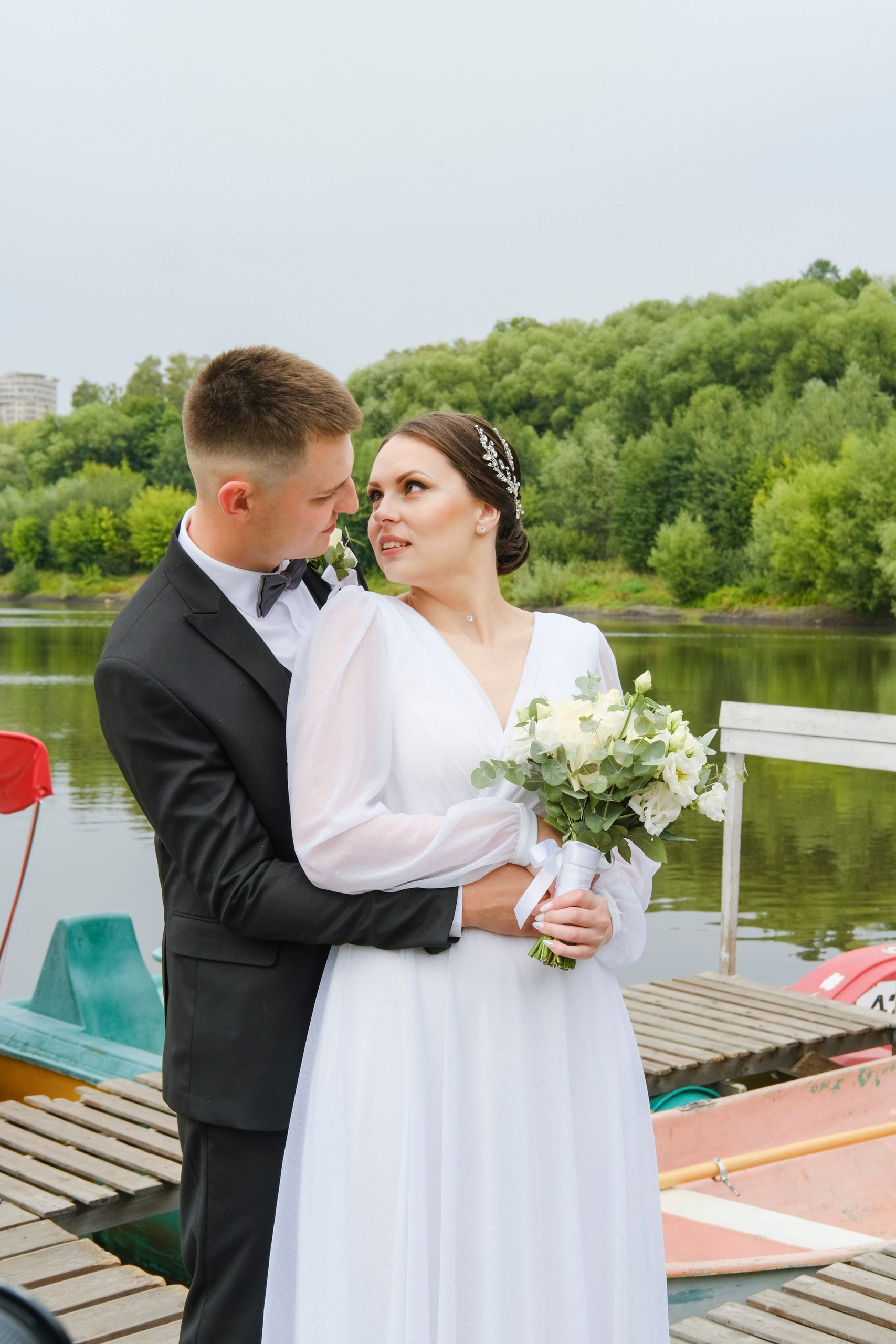 Фотограф Любовь Потапова Москва свадебная фотосессия вид на пруд букет из белых роз жених и невеста свадьба летом