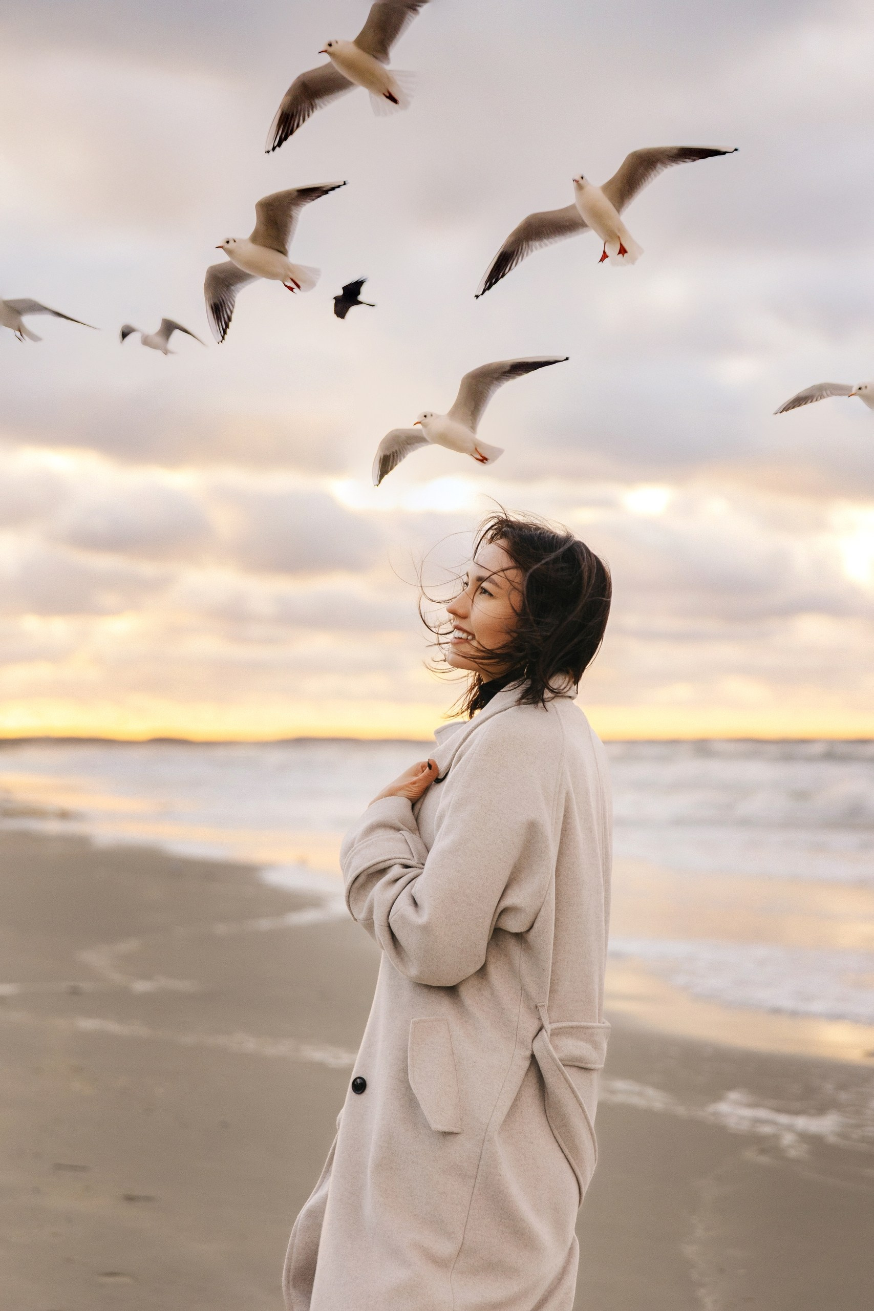 Побережье в Зеленоградске зимой, чайки на фоне волн. Фотосессии от фотографа в Зеленоградске