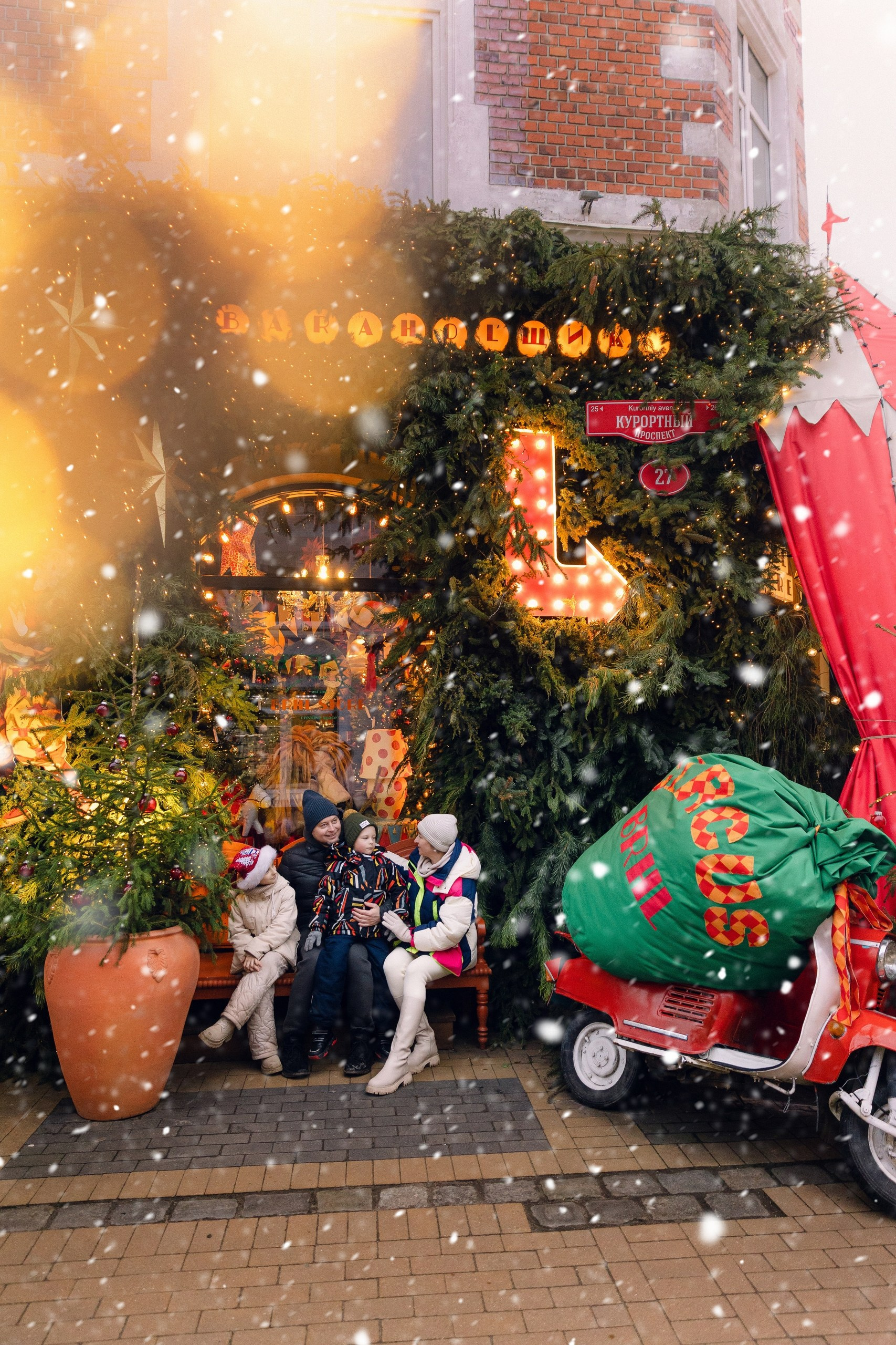 Праздничная новогодняя фотосессия в Зеленоградске на фоне немецкой архитектуры