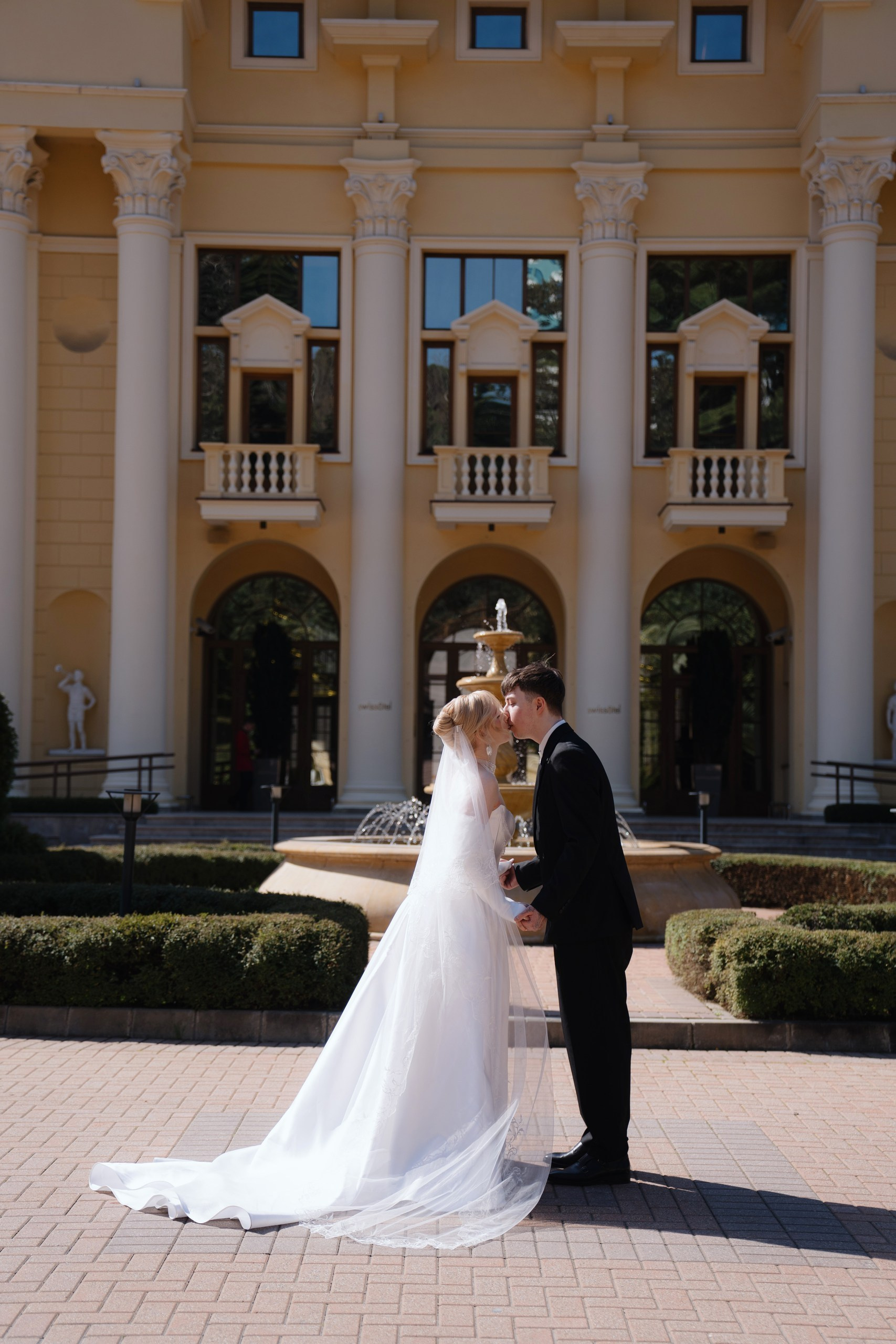 Свадебная съемка на территории Swissôtel Камелия Сочи