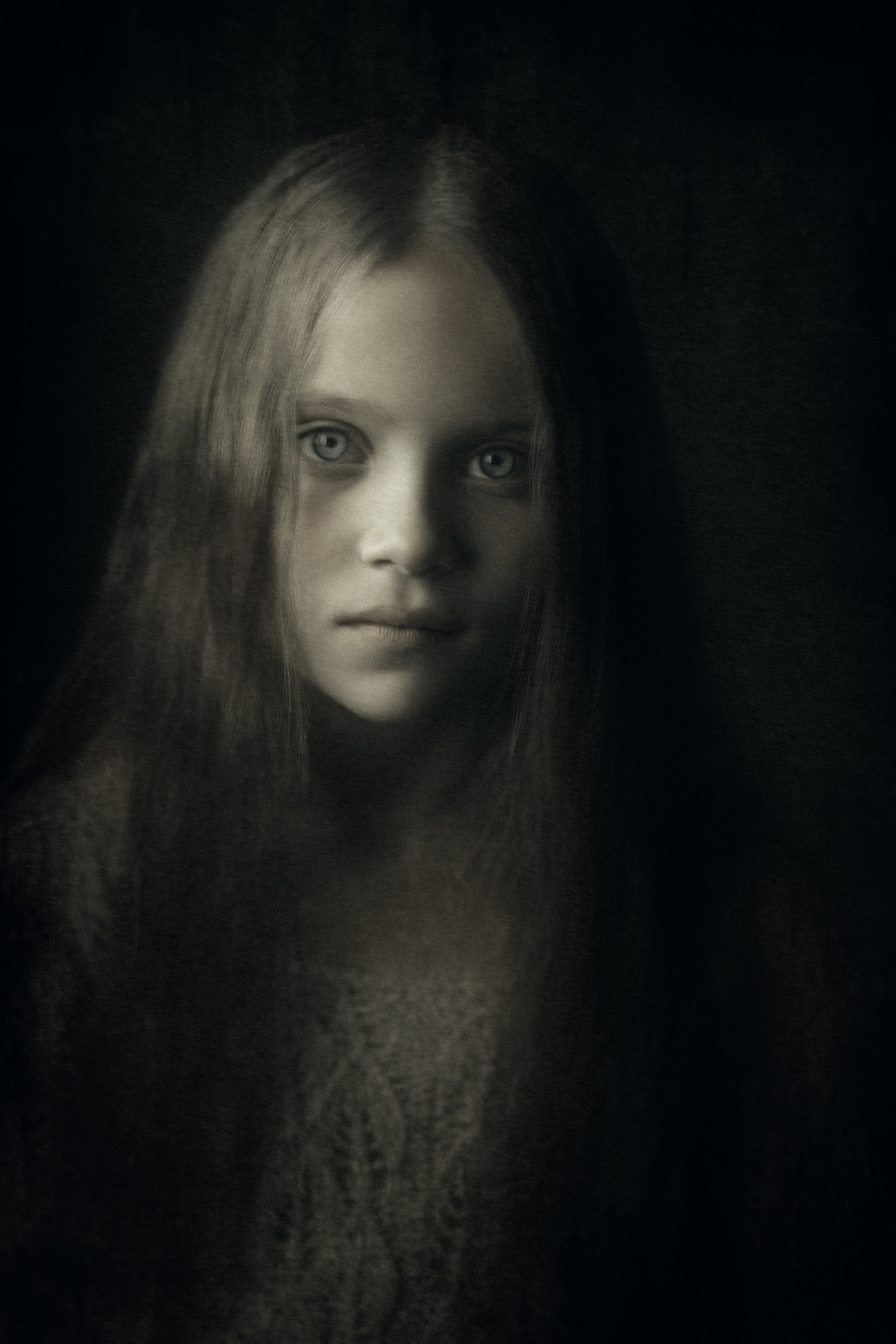 Портретная фотосъемка девушки с красивыми глазами