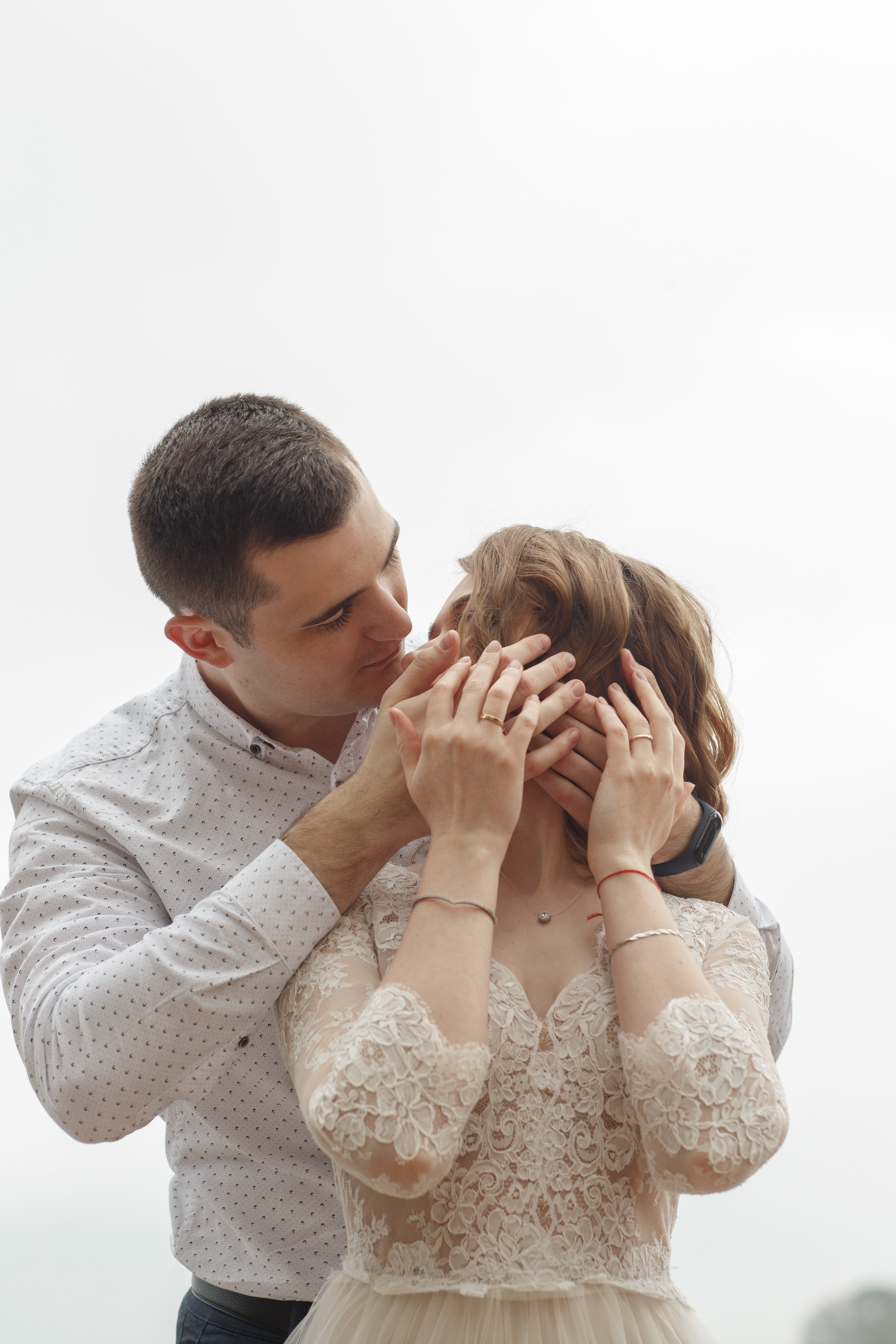 Свадебная прогулка красивой пары на берегу озера