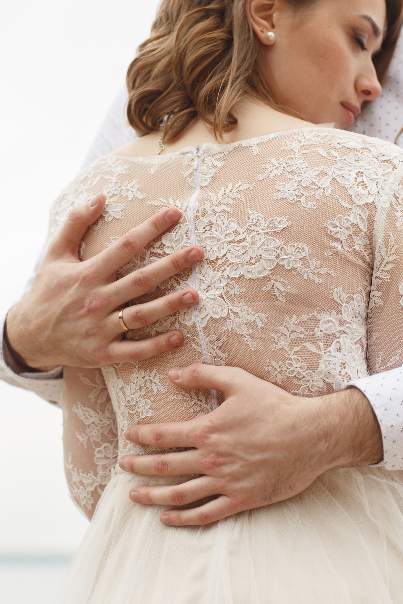 Свадебная прогулка красивой пары на берегу озера