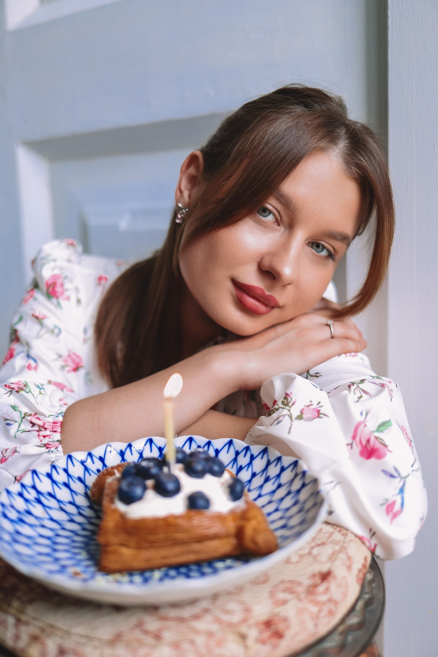 Портретная фотосессия девушки с тортом на день рождения