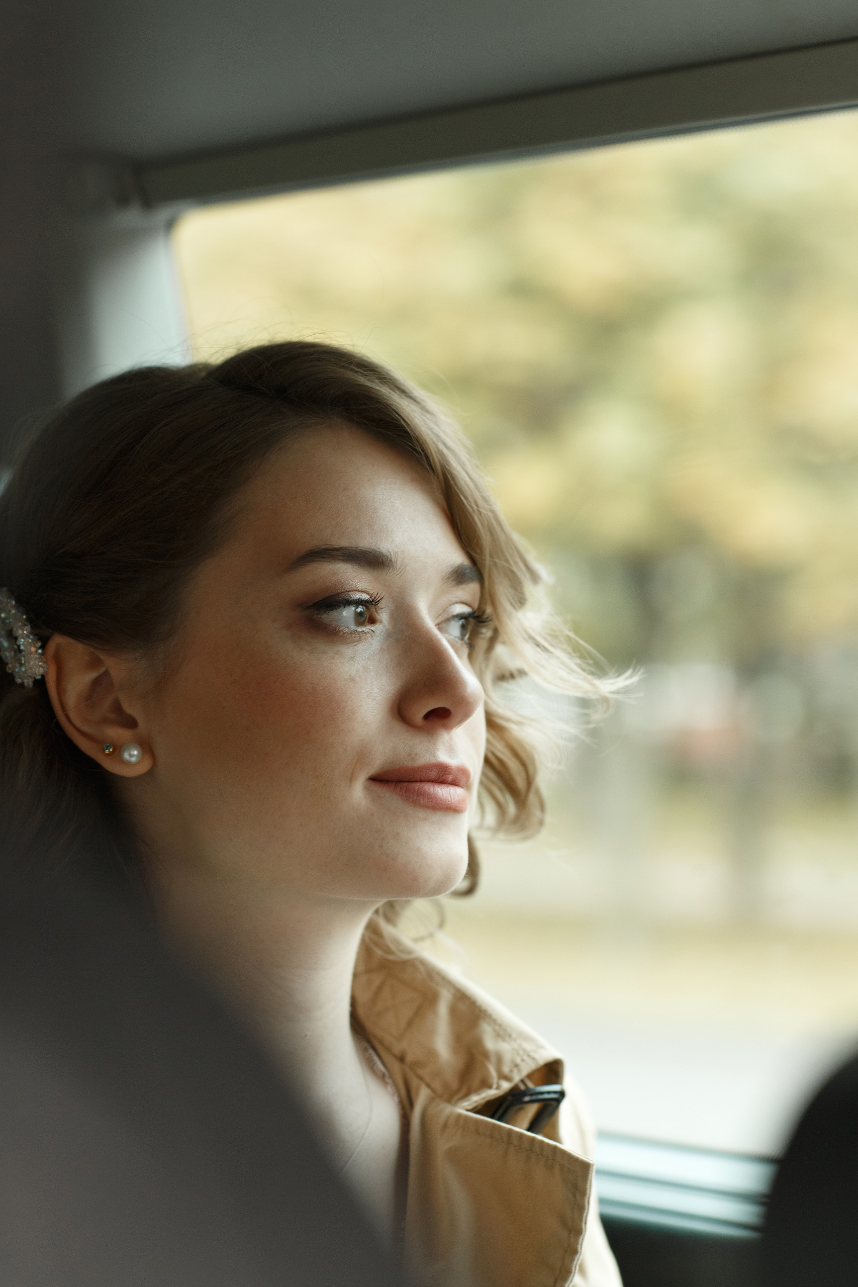 Свадебная прогулка красивой пары на берегу озера