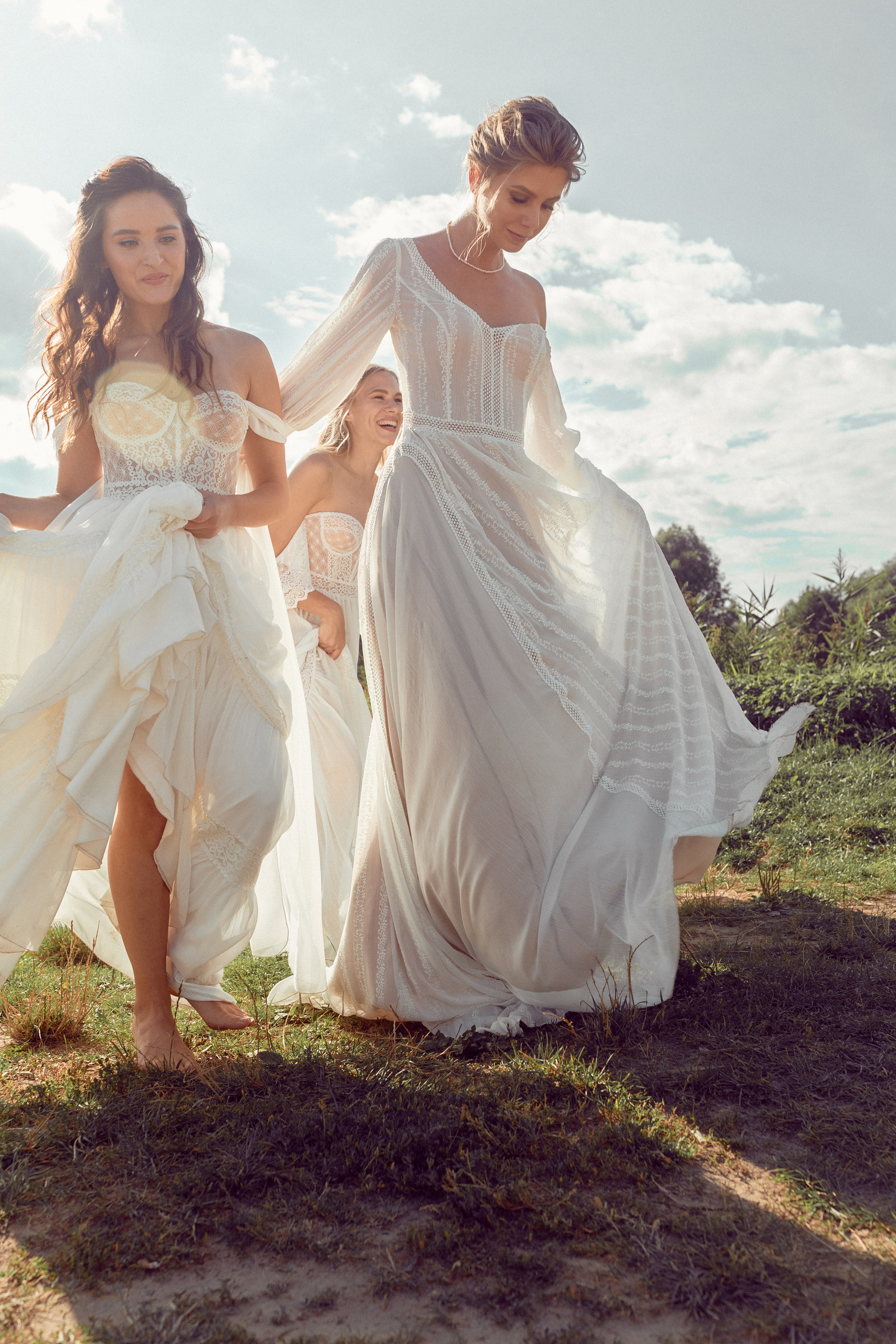 Стилизованная фотосессия молодой пары на закате