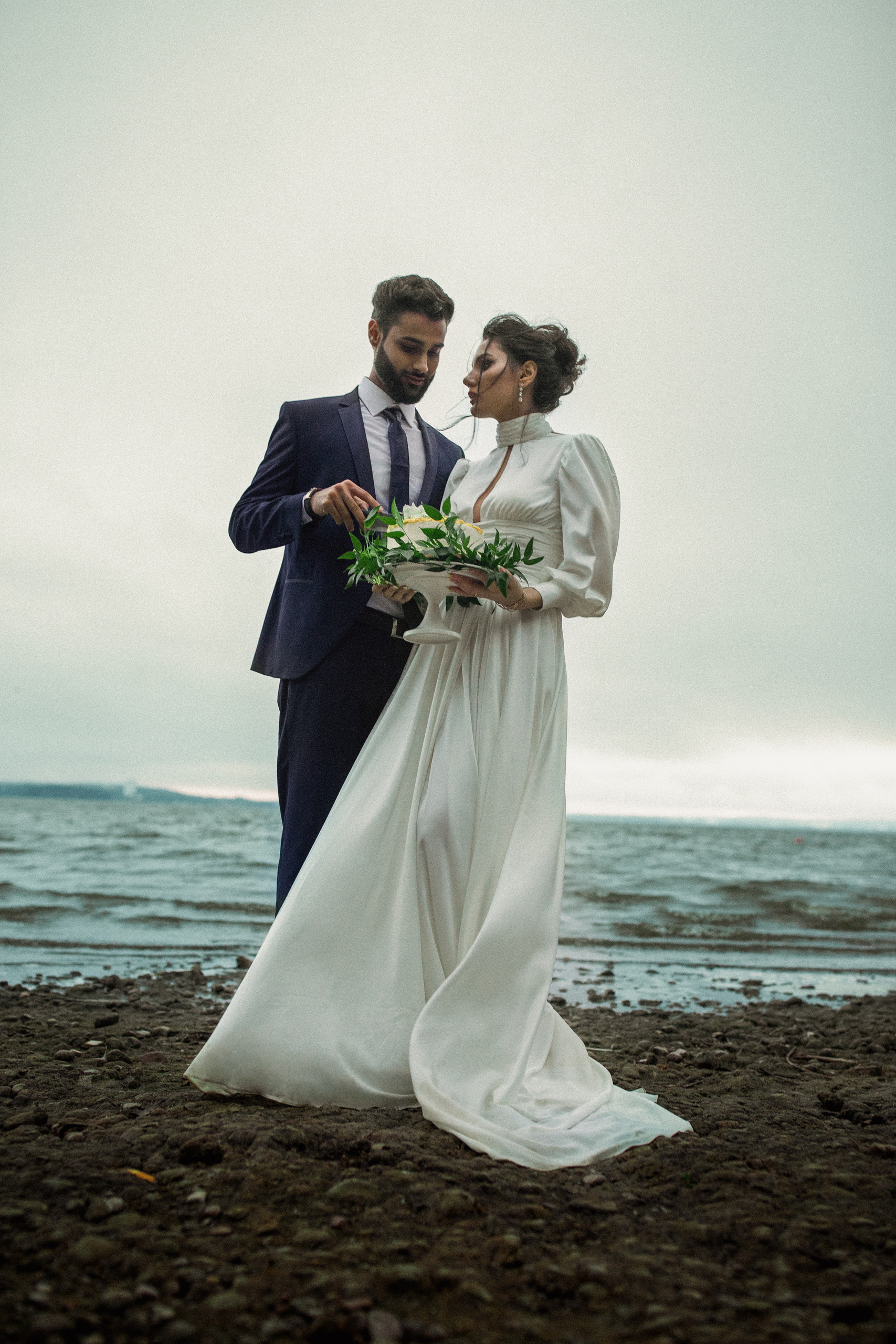 Красивая фотосъемка молодоженов на берегу Минского моря