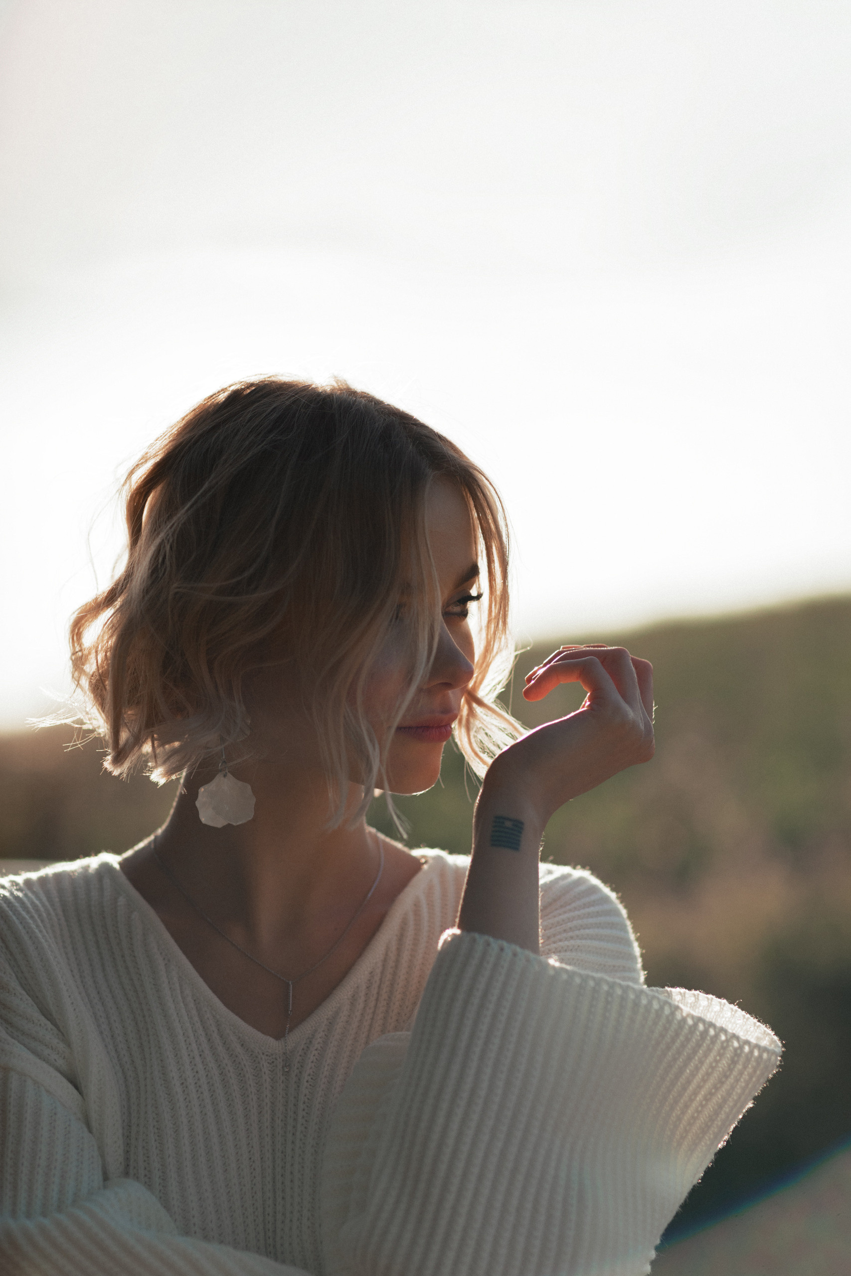 Невеста в вязаном платье задумалась на миг.