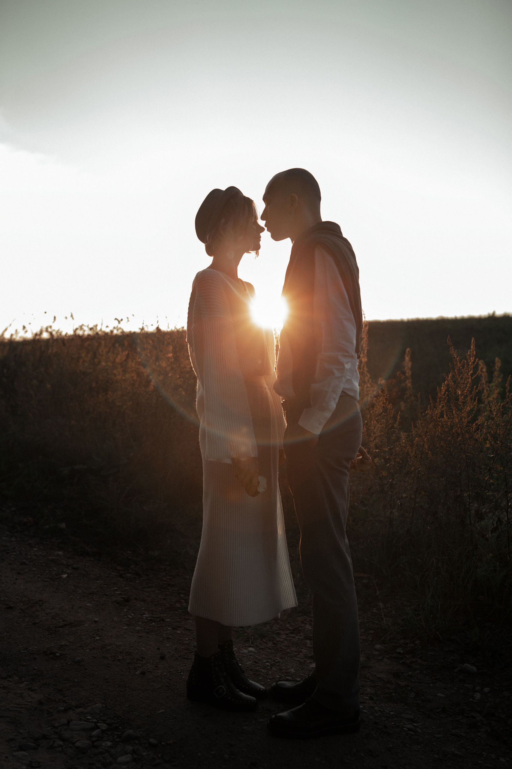 Чувственная фотосессия  в поле