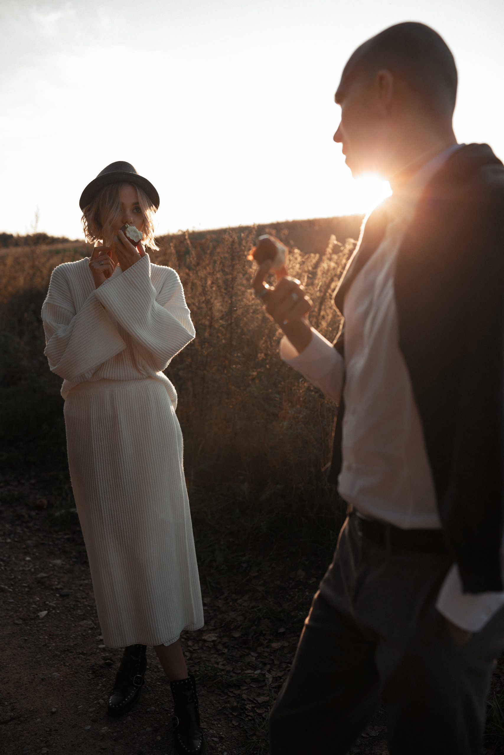 Чувственная фотосессия  в поле