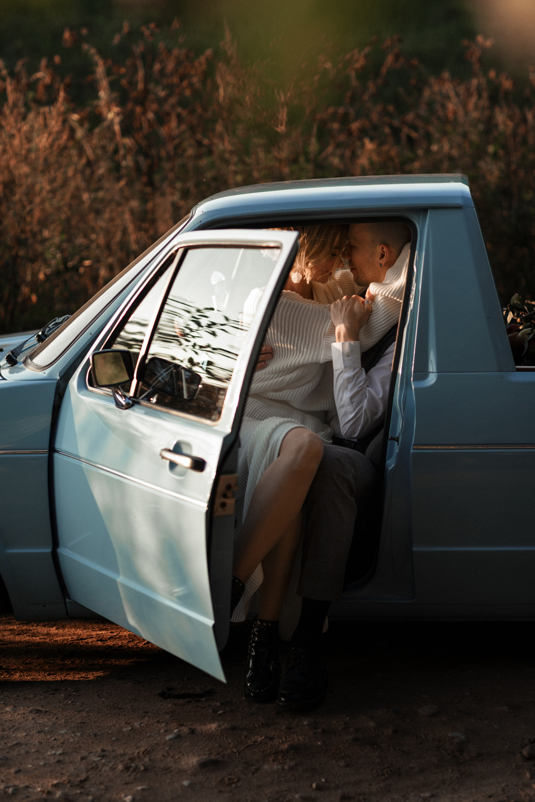 Чувственная фотосессия  в поле