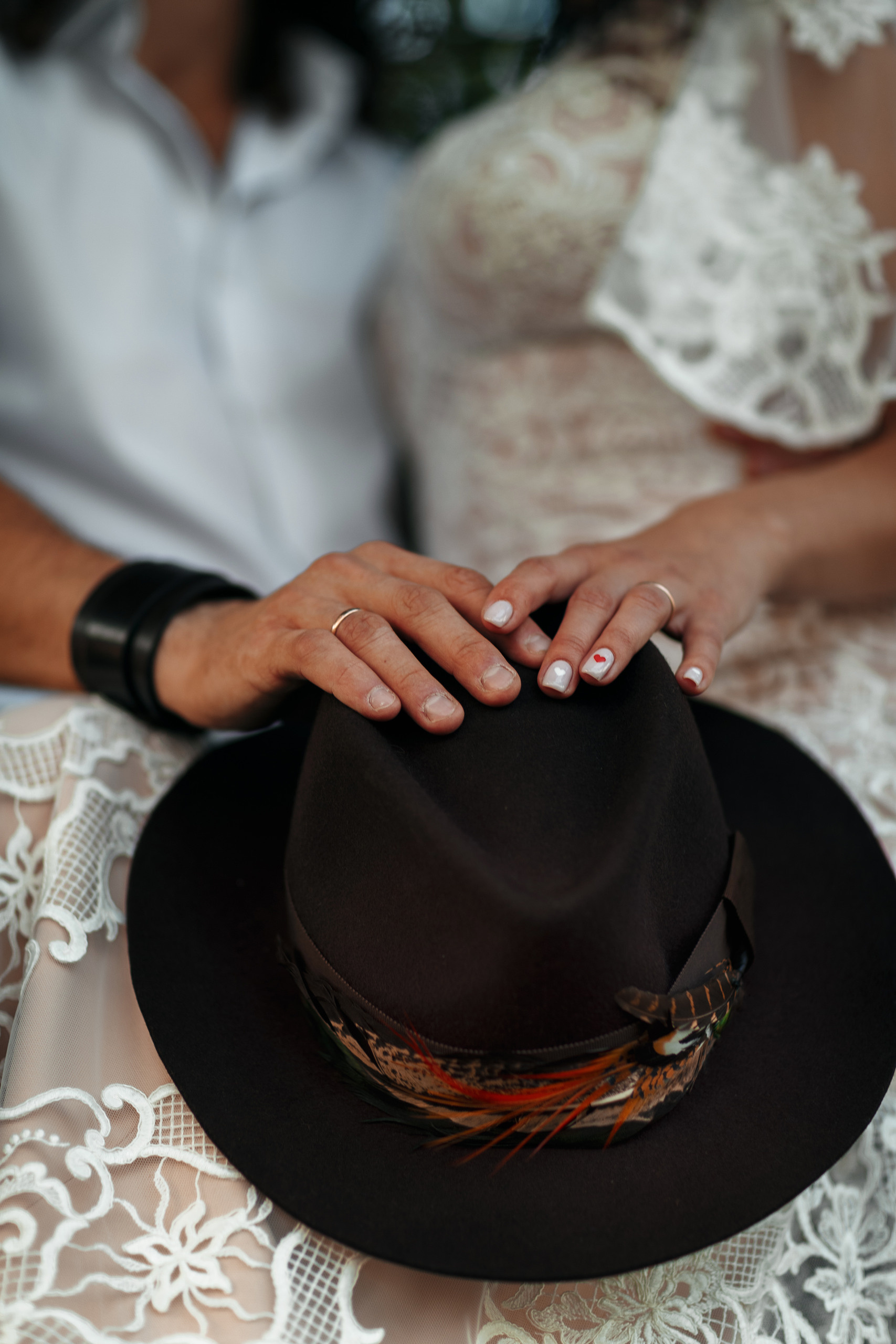 Фотосессия прекрасной пары на ферме среди лошадей