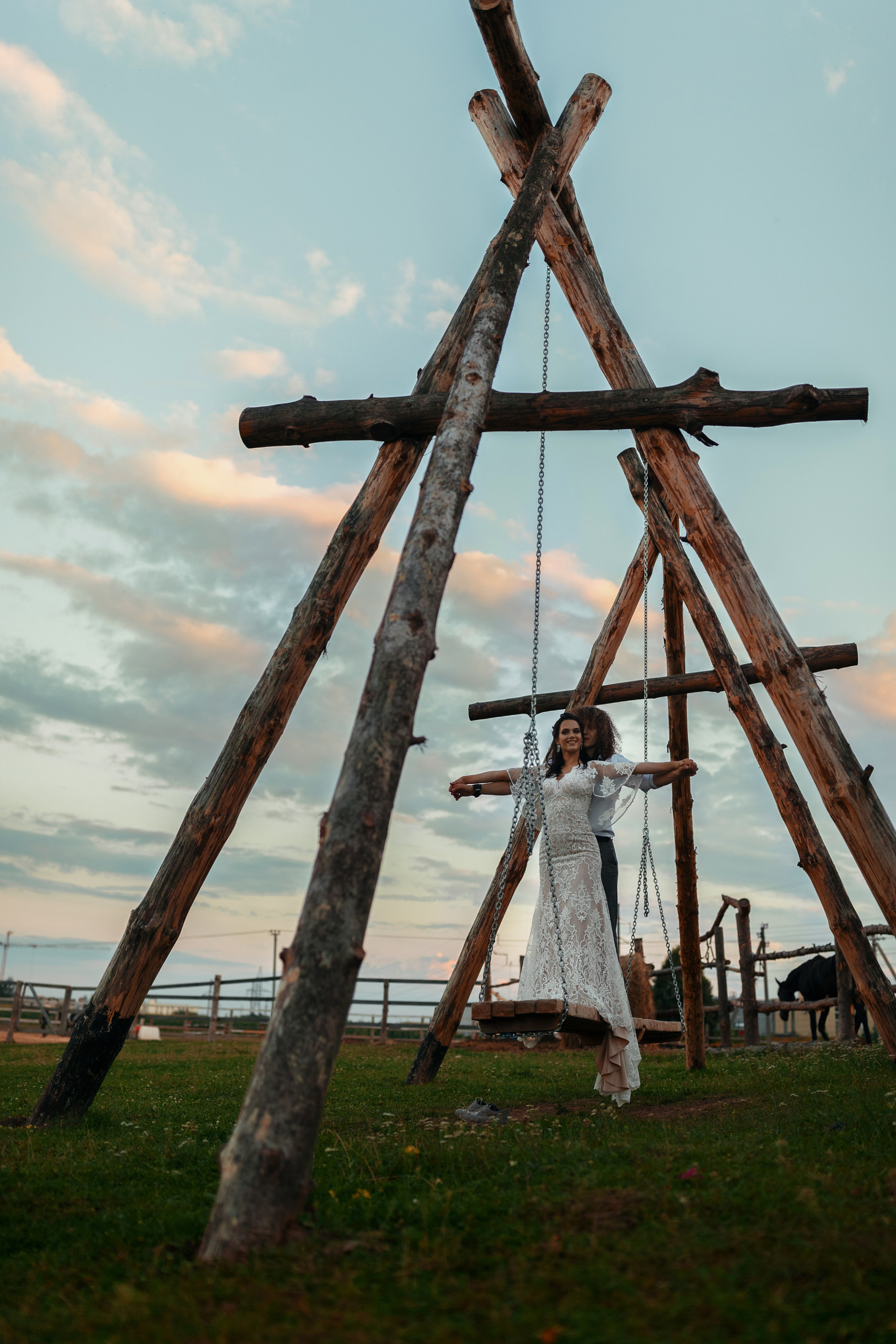 Фотосессия прекрасной пары на ферме среди лошадей