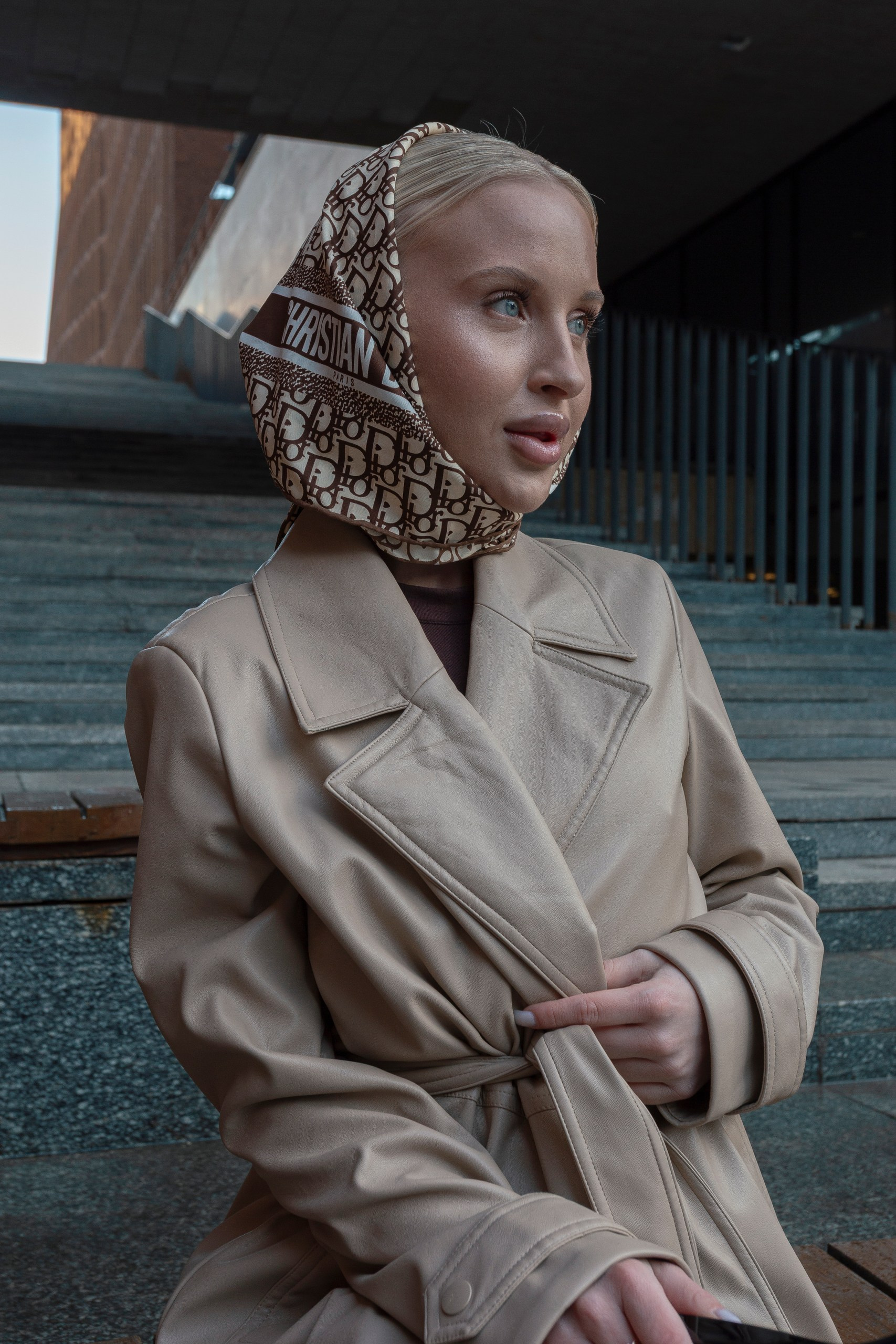 Женский портрет девушки в бежевом плаще в Садовых кварталах