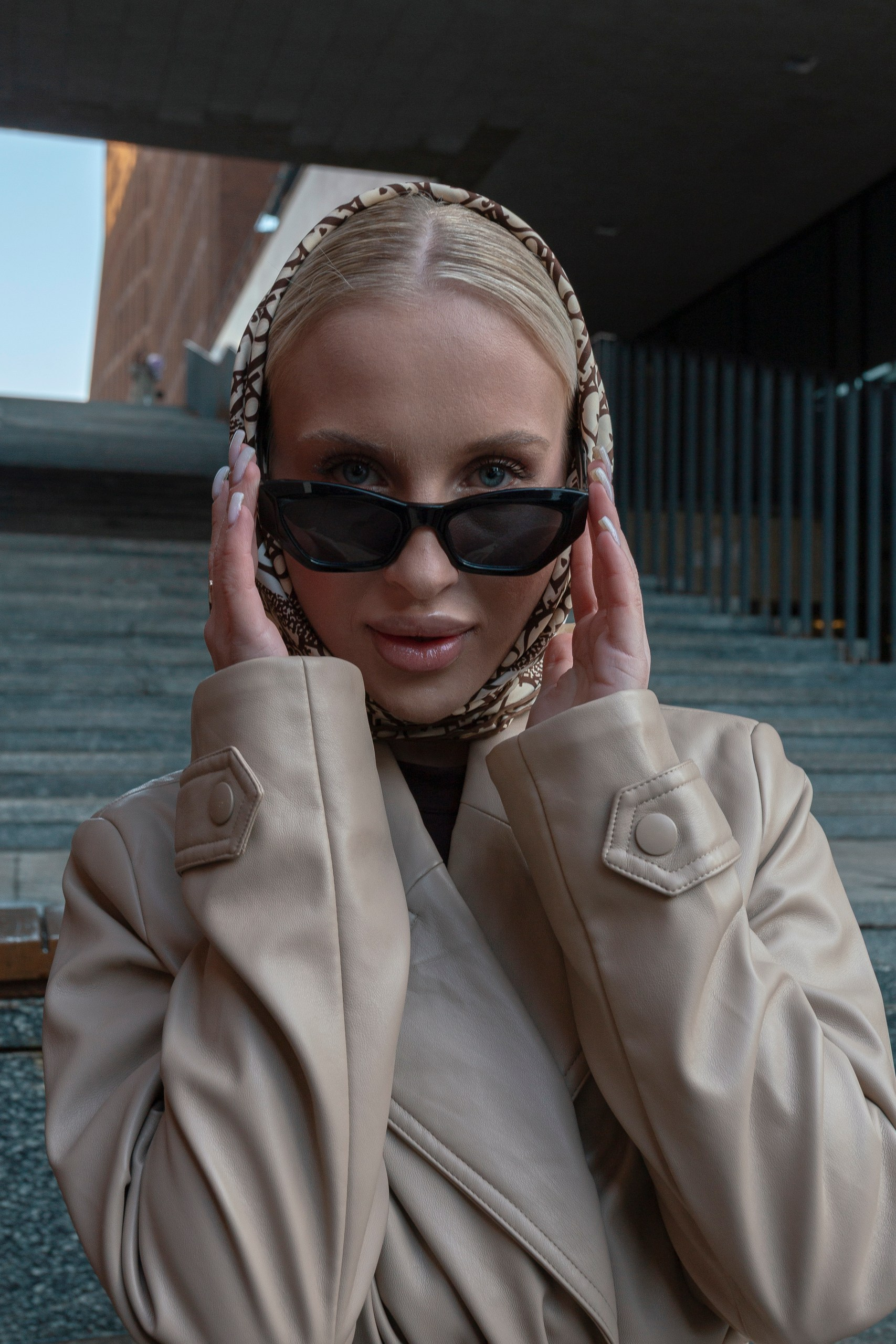 Уличная фотосессия девушки в бежевом плаще в Садовых кварталах