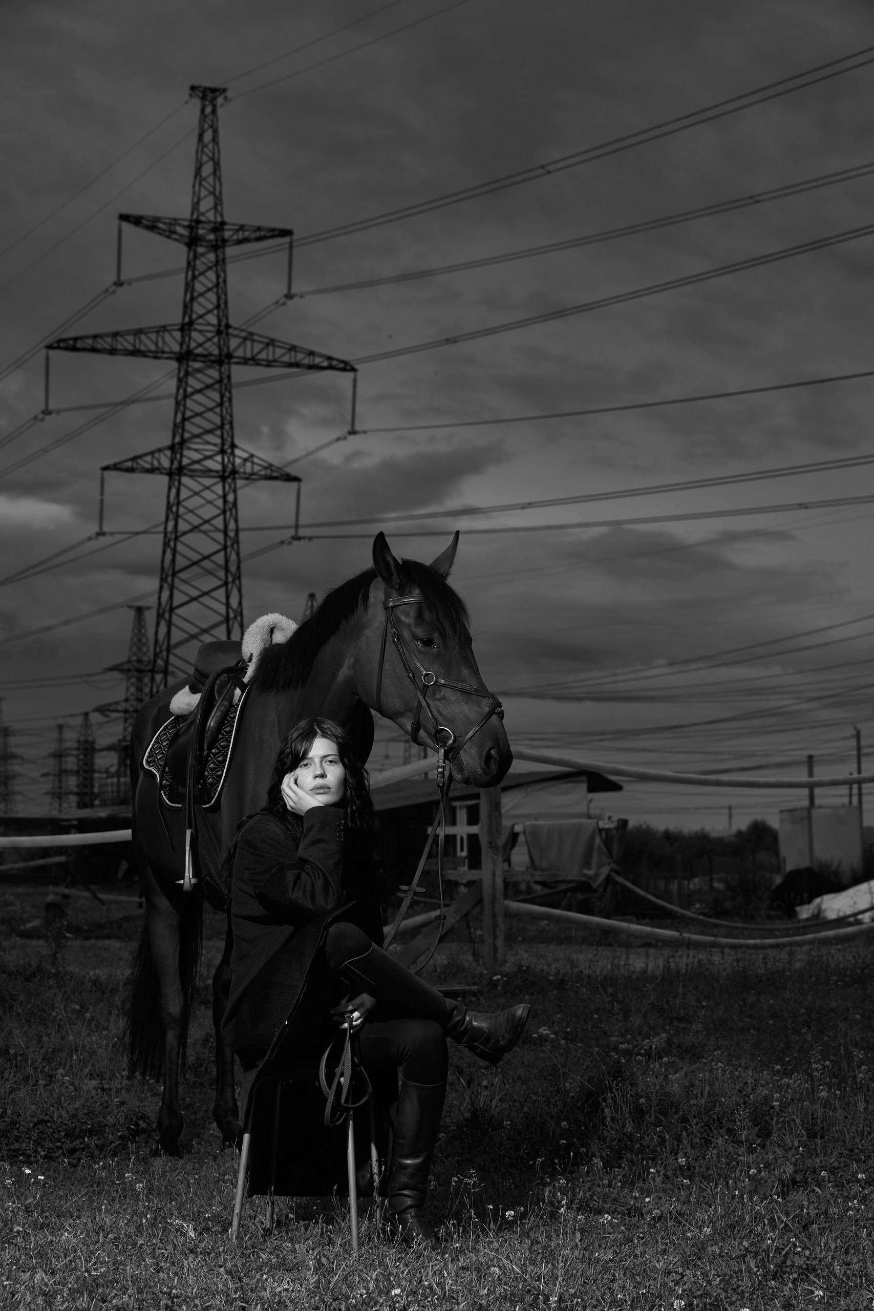 чернобелая фотография девушки с лошадью на природе