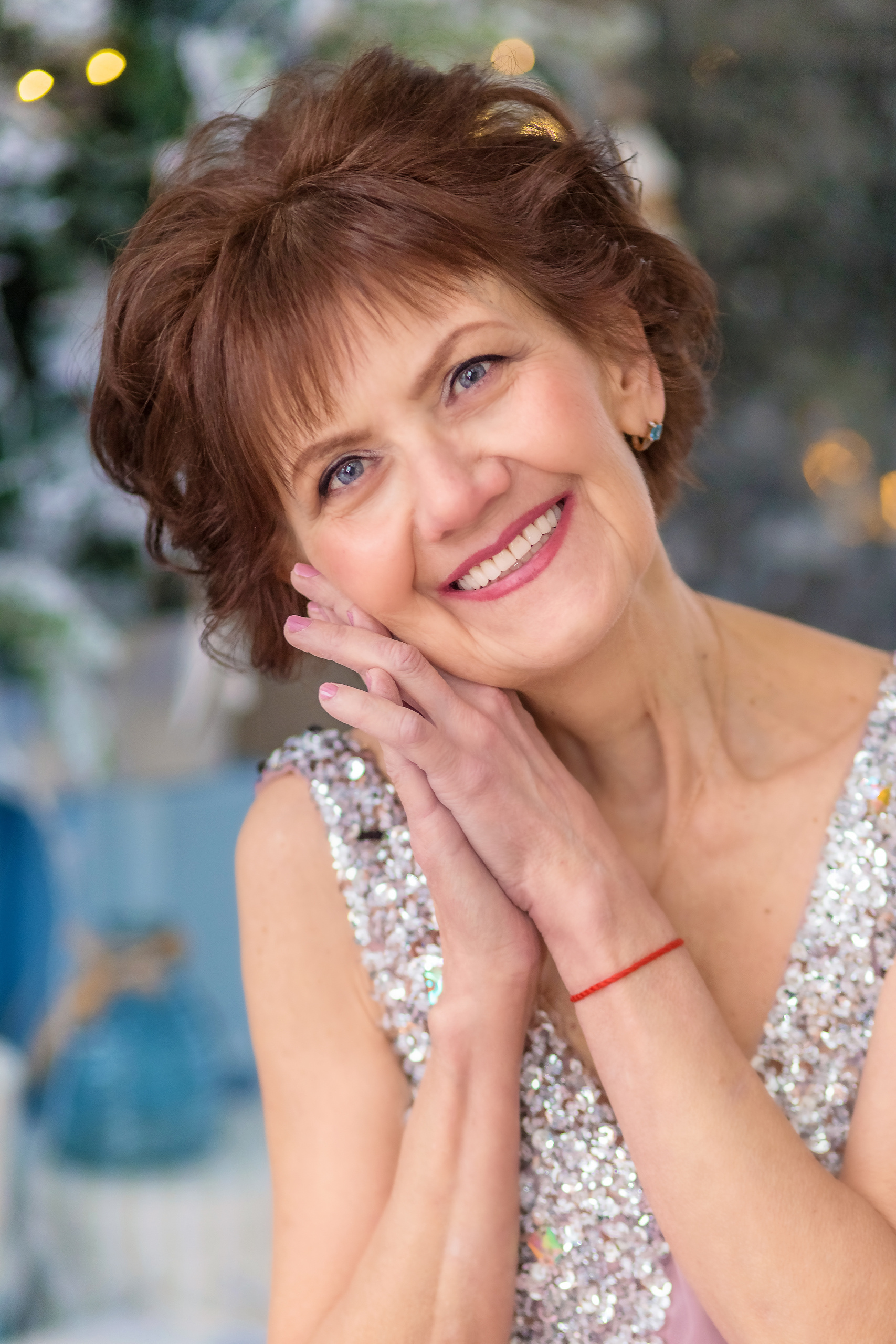 Портрет пожилой женщины в новогодней студии