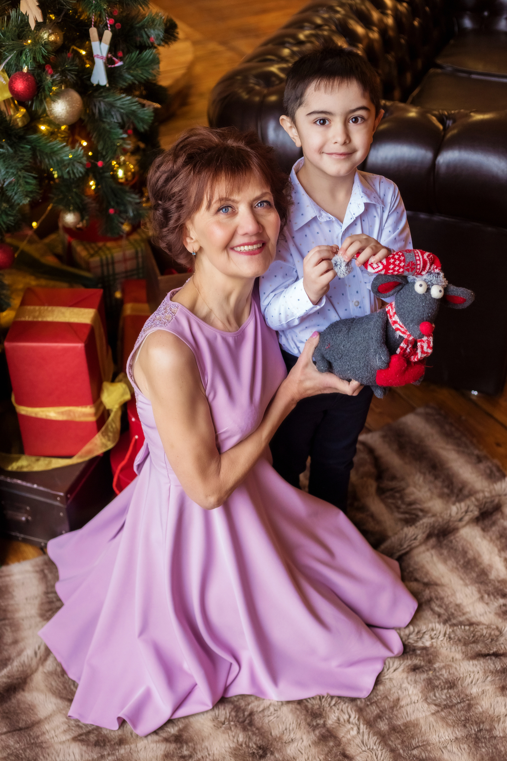 Пожилая женщина с ребенком позирует на семейной фотосессии от фотографа Галины Шараповой