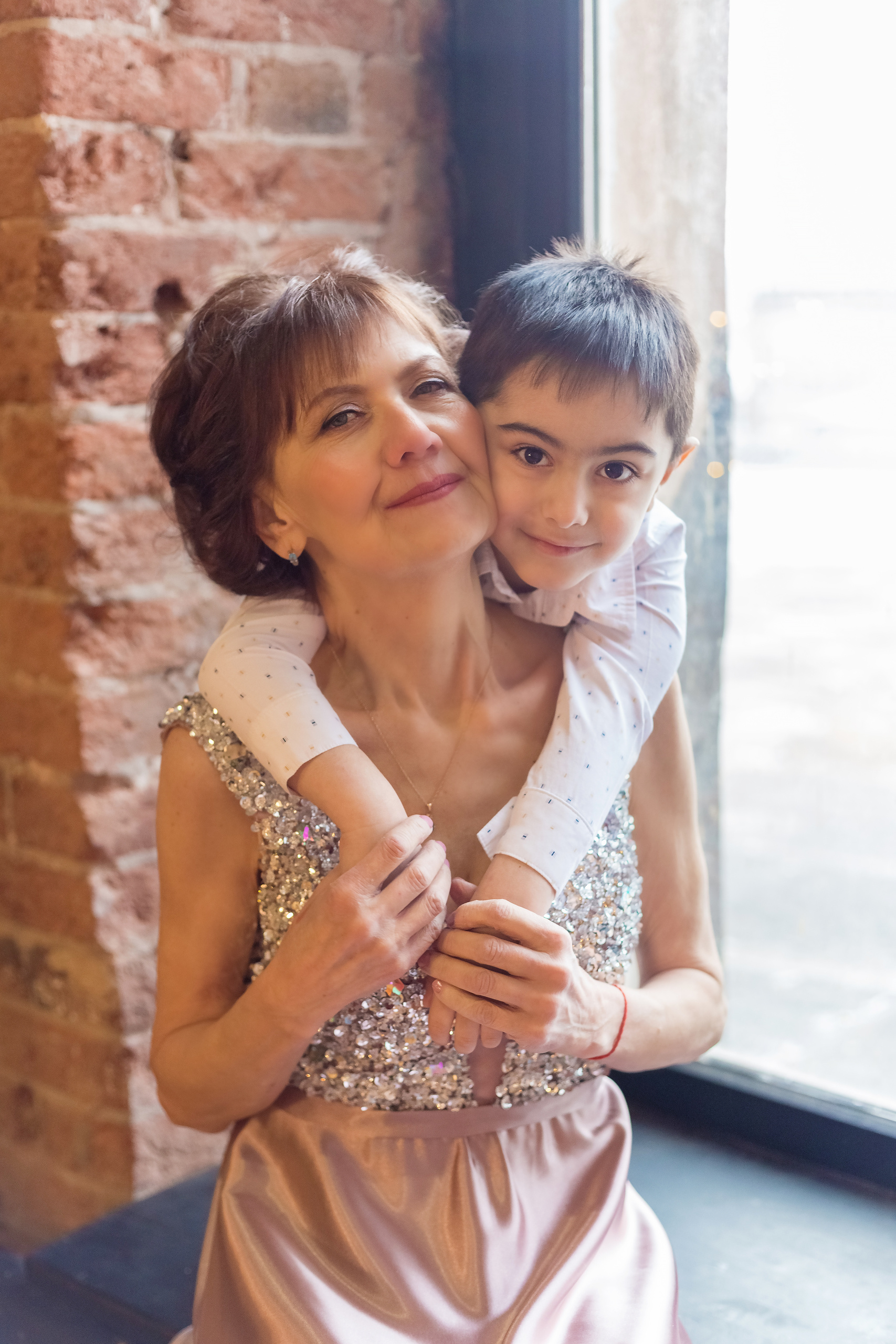 Пожилая женщина с ребенком позирует на семейной фотосессии от фотографа Галины Шараповой