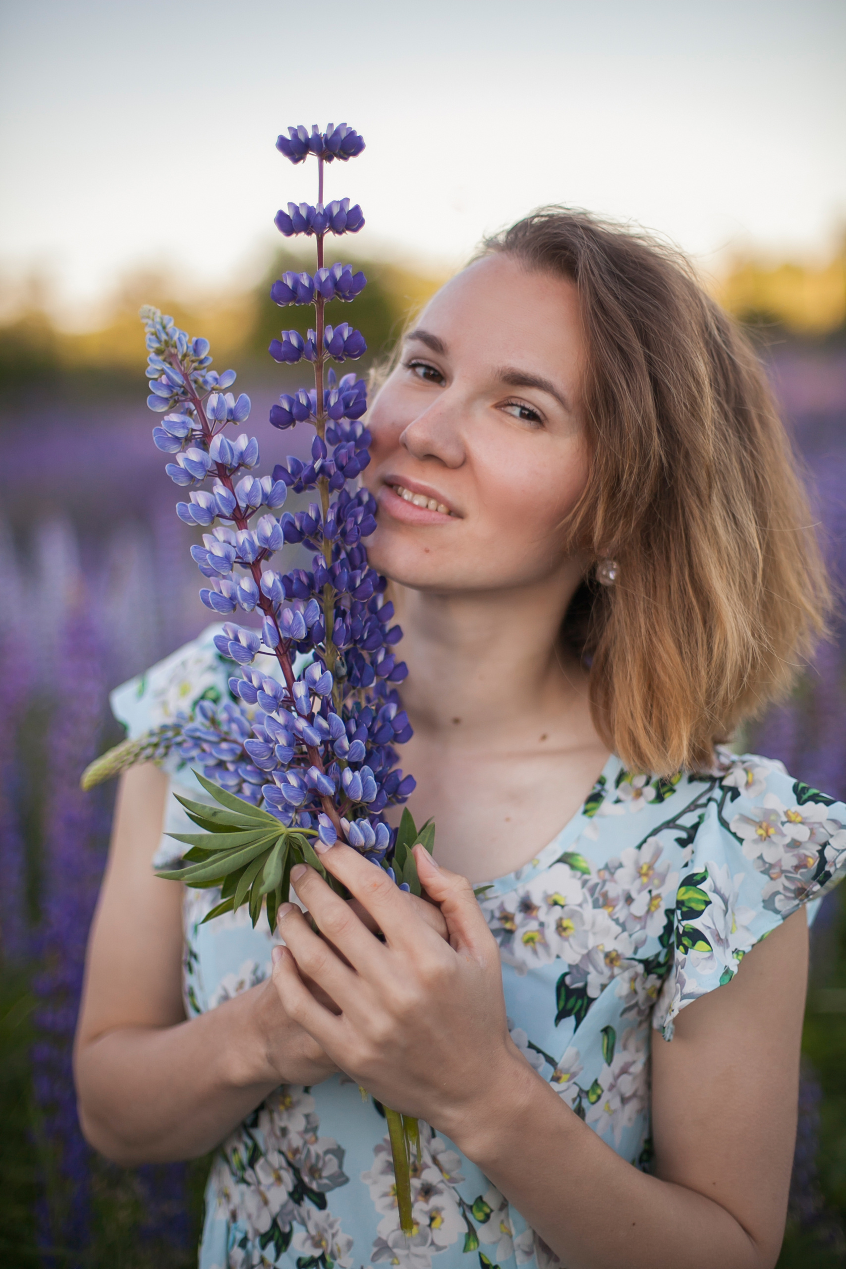 Семейная прогулка в люпинах. Фотограф в Санкт-Петербурге Саша Воро