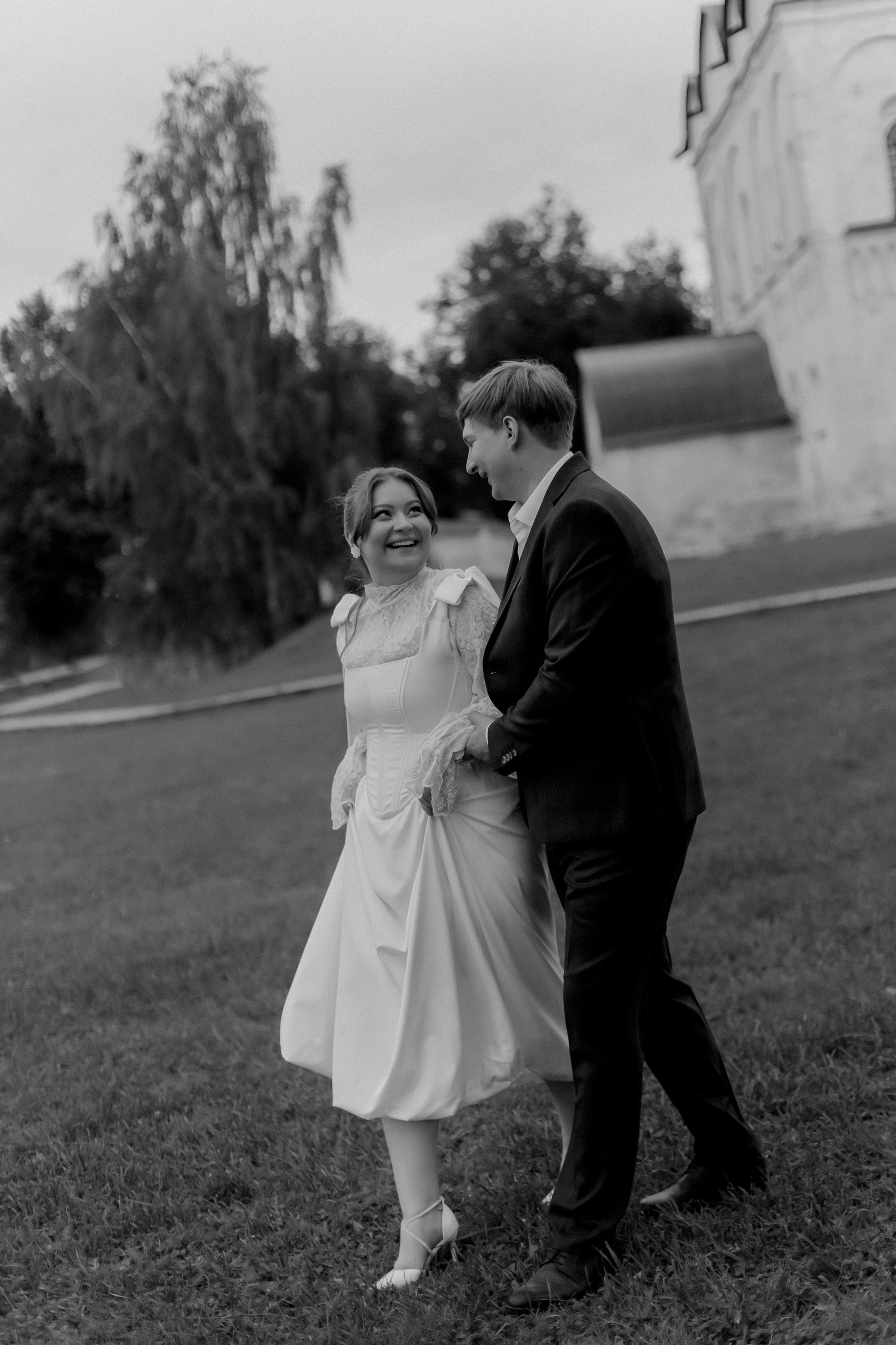 В неё входит: Фотосессия от 1 ч. до 1,5 часов 1-2 образа для фотосъемки От 100 фотографий в цветокоррекции и 10 в ретуши