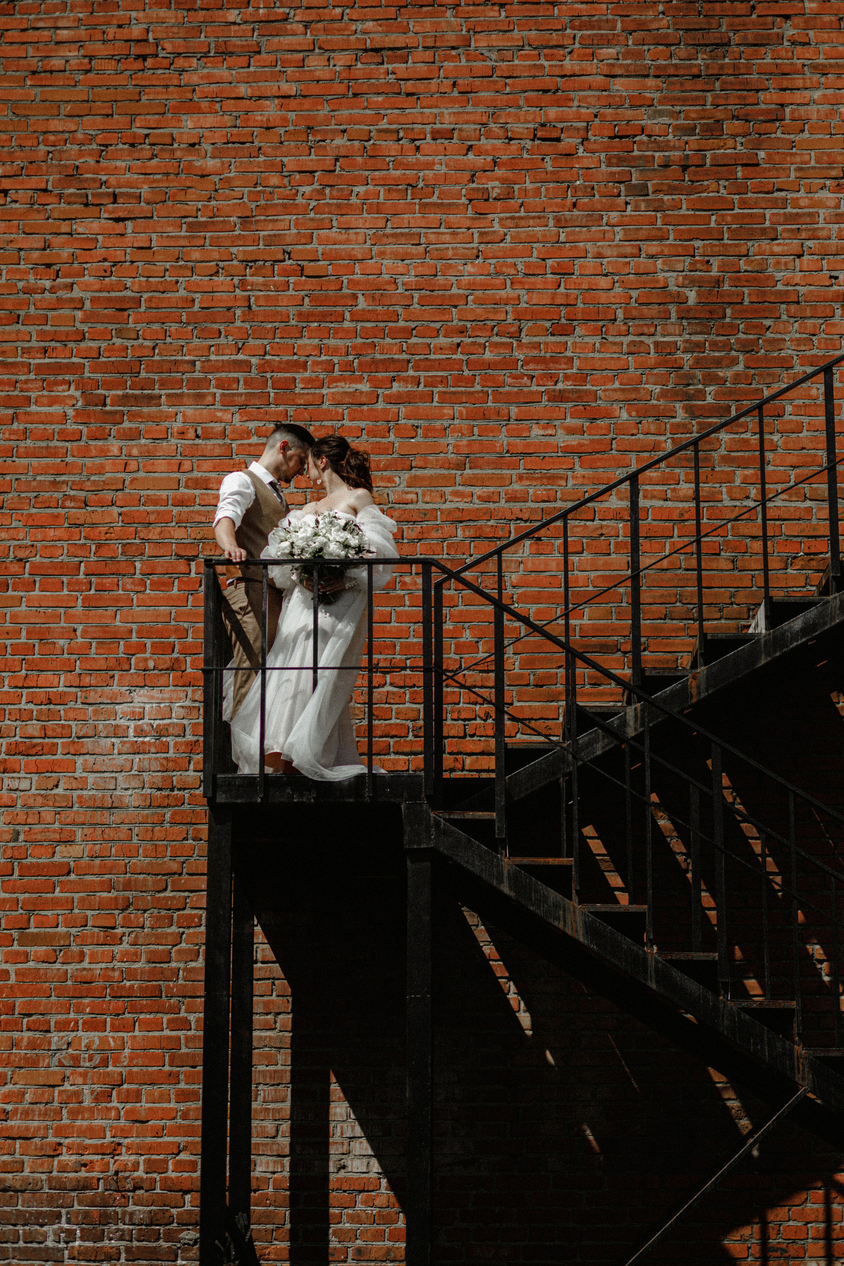 Шутки, танцы и душевные песни у костра в завершение вечера. Свадебный фотограф Аня Милграм