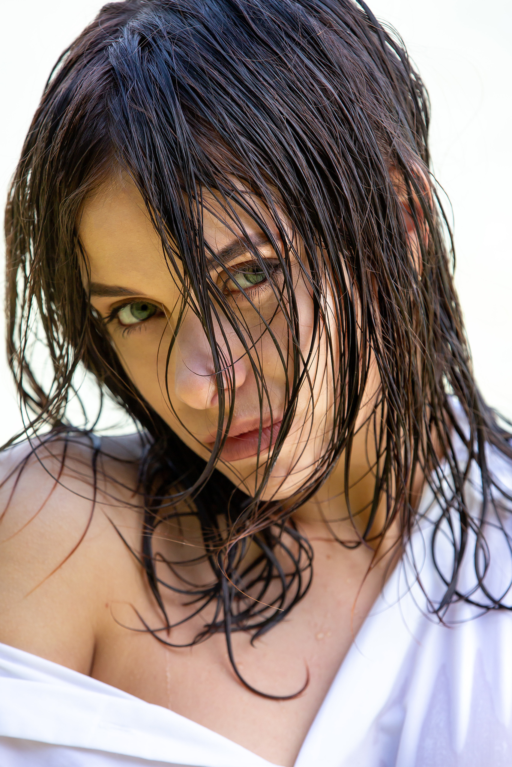 девушка в белом купальнике стоит в воде.