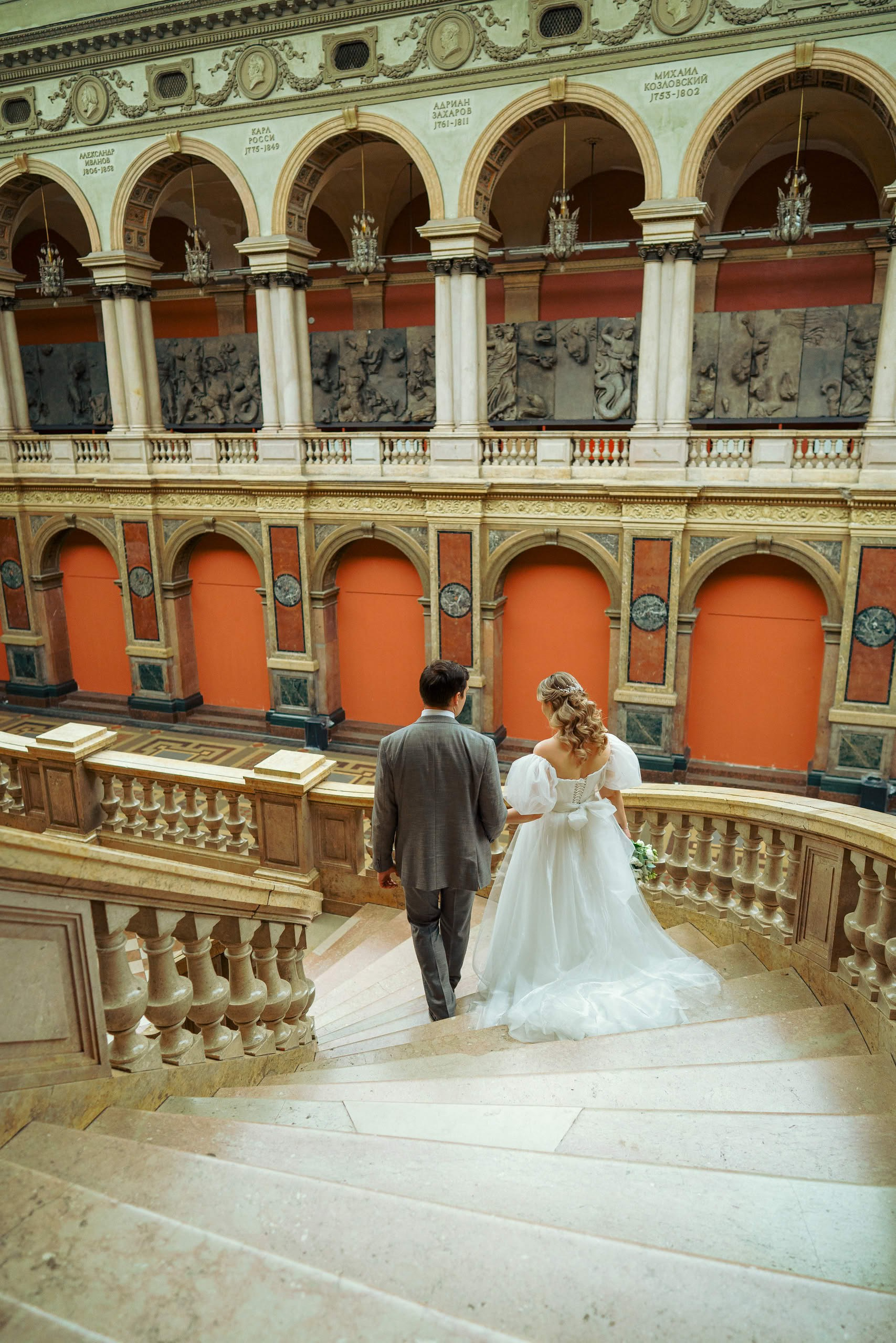 Камерная свадьба без банкета в Санкт-Петербурге — портрет пары в историческом интерьере, уютный кадр