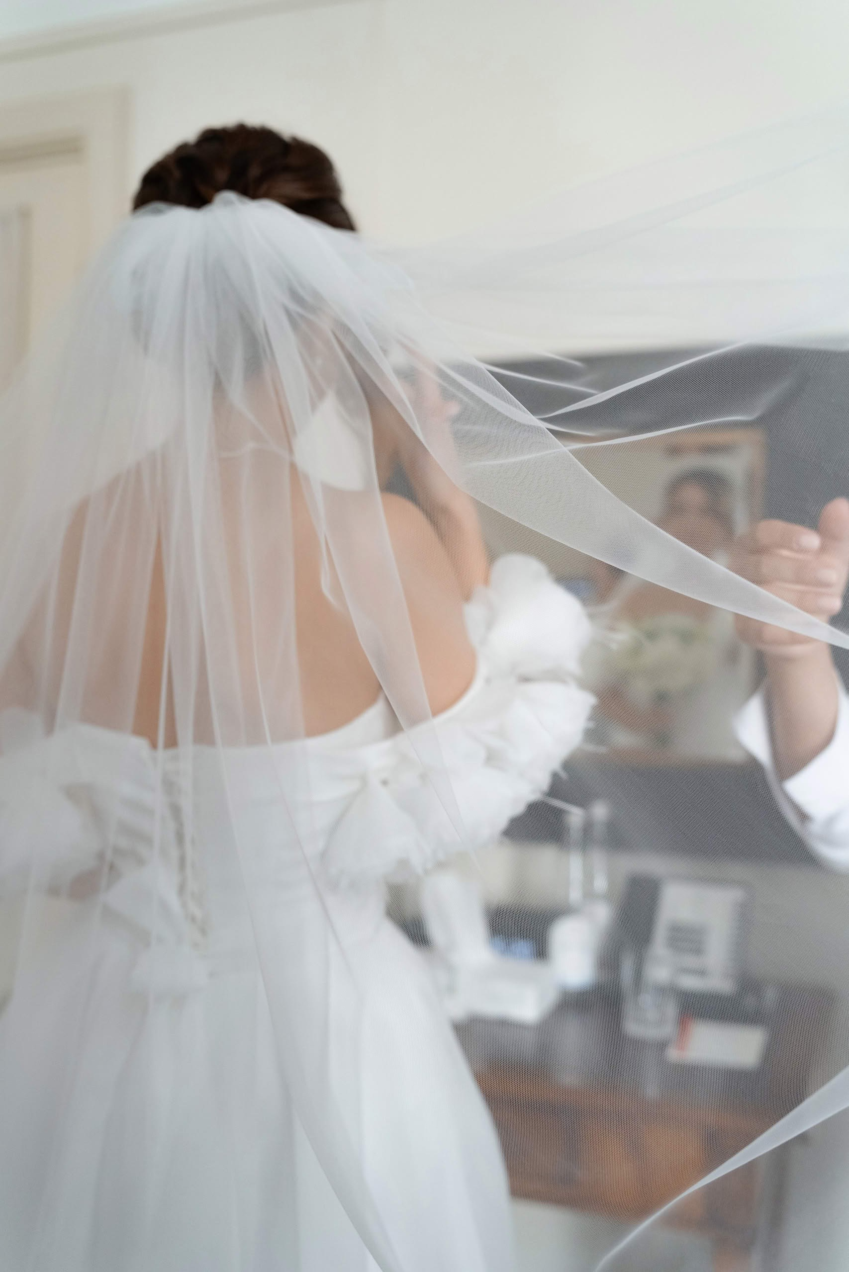 утро невесты подготовка невеста надевает фату сборы невесты фотосъёмка
