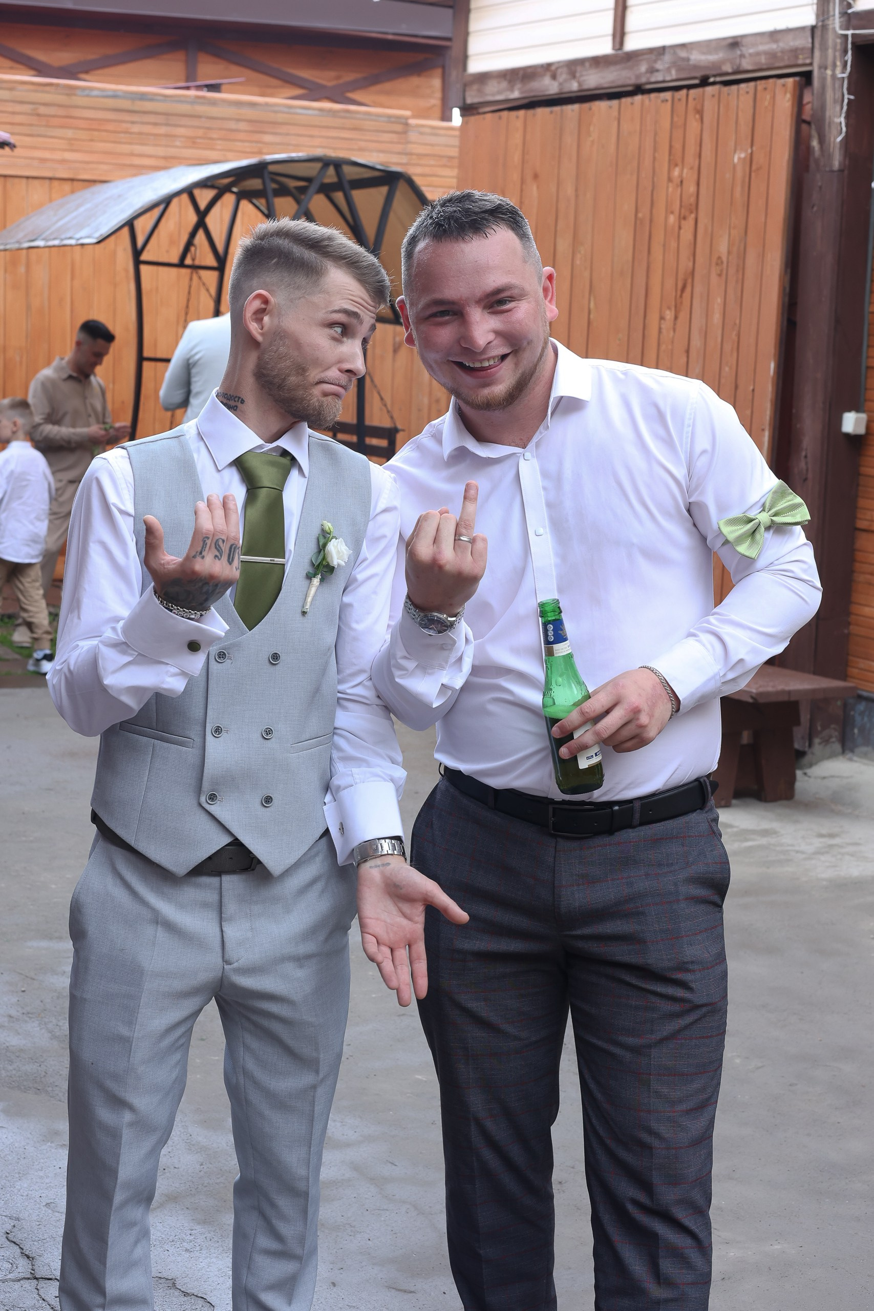 Жених с другом стоят на улице в ожидании невесты и начала торжественной регистрации