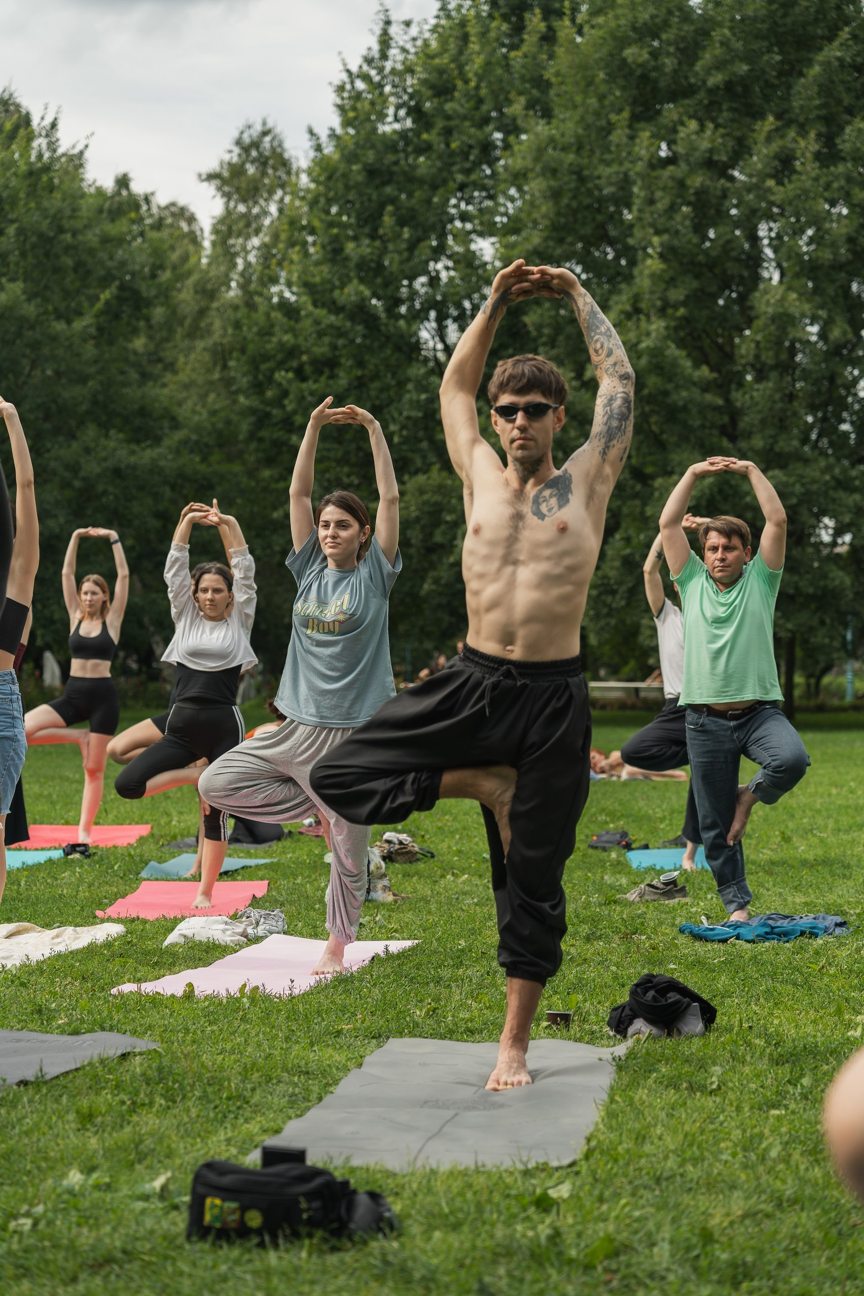 Съёмка открытого занятия YOGA FYSM в Таврическом саду. Профессиональный фотограф в СПб — Заказать фотосессию в Санкт-Петербурге | Евгений Кузьмичёв